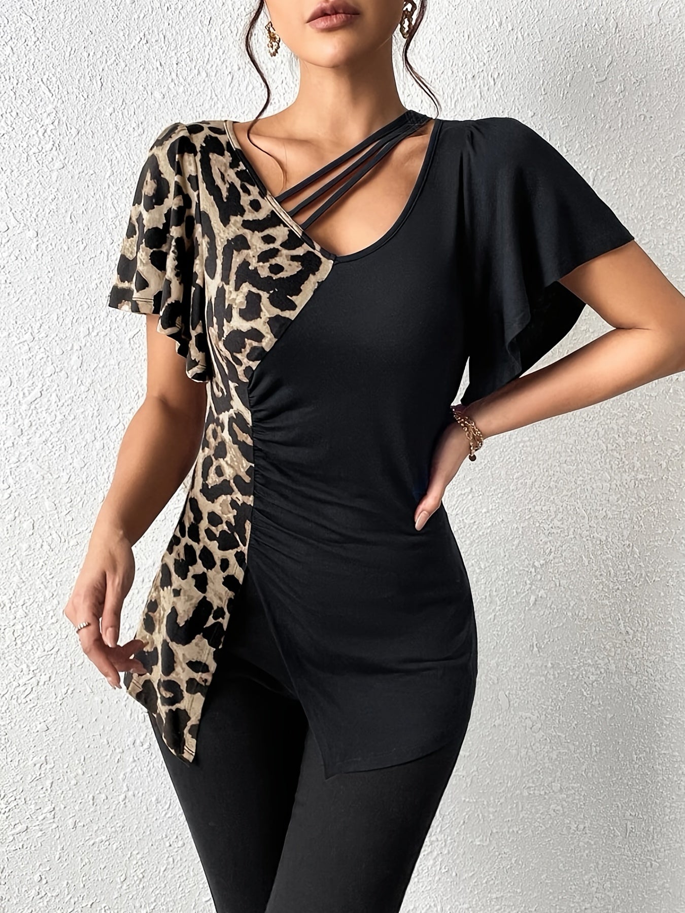 Vibrant Leopard Print Ruched Slit Hem T-Shirt - Flattering Casual Short Sleeve Top
