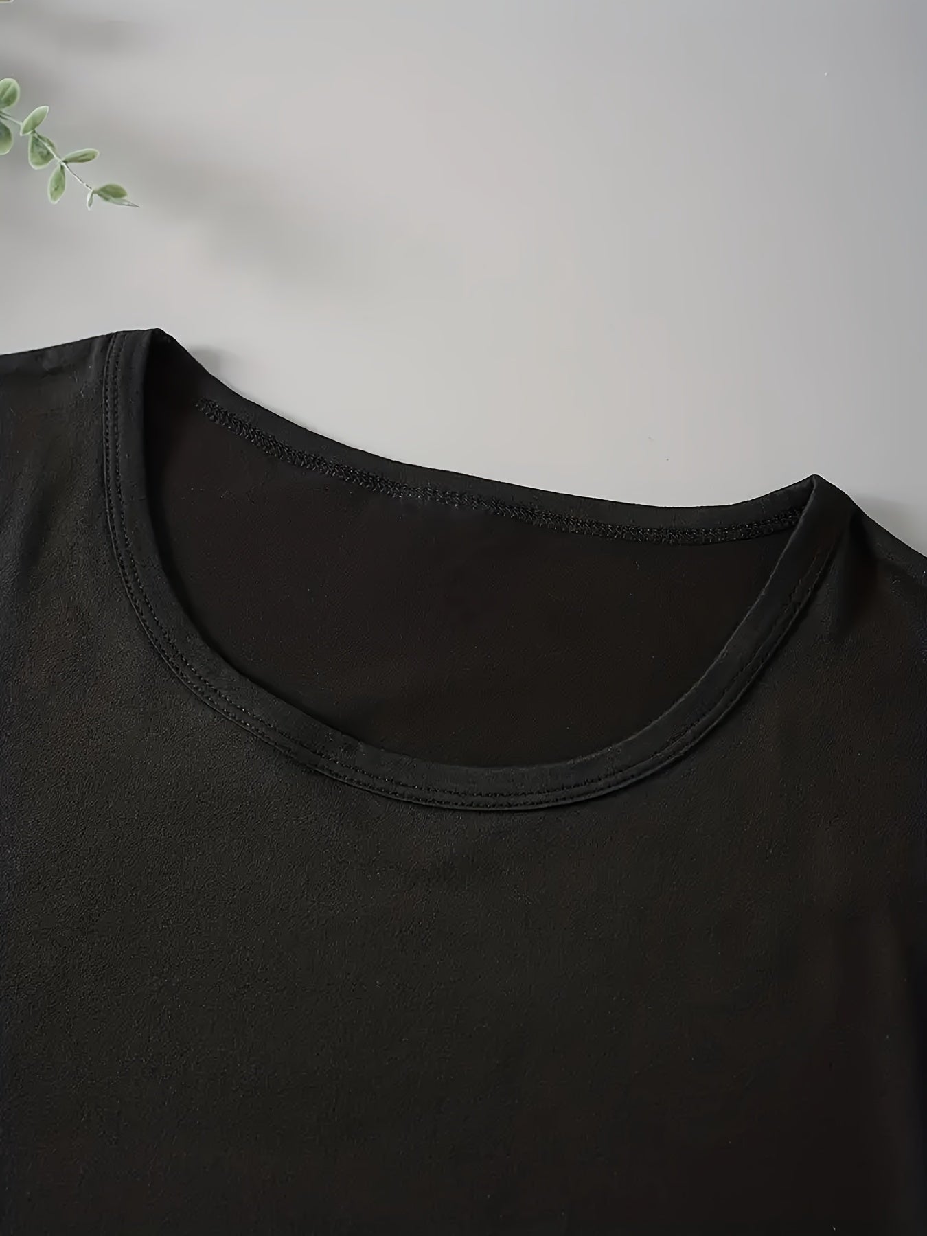 Camiseta de moda: cuello redondo informal, diseño exclusivo de labios perlados