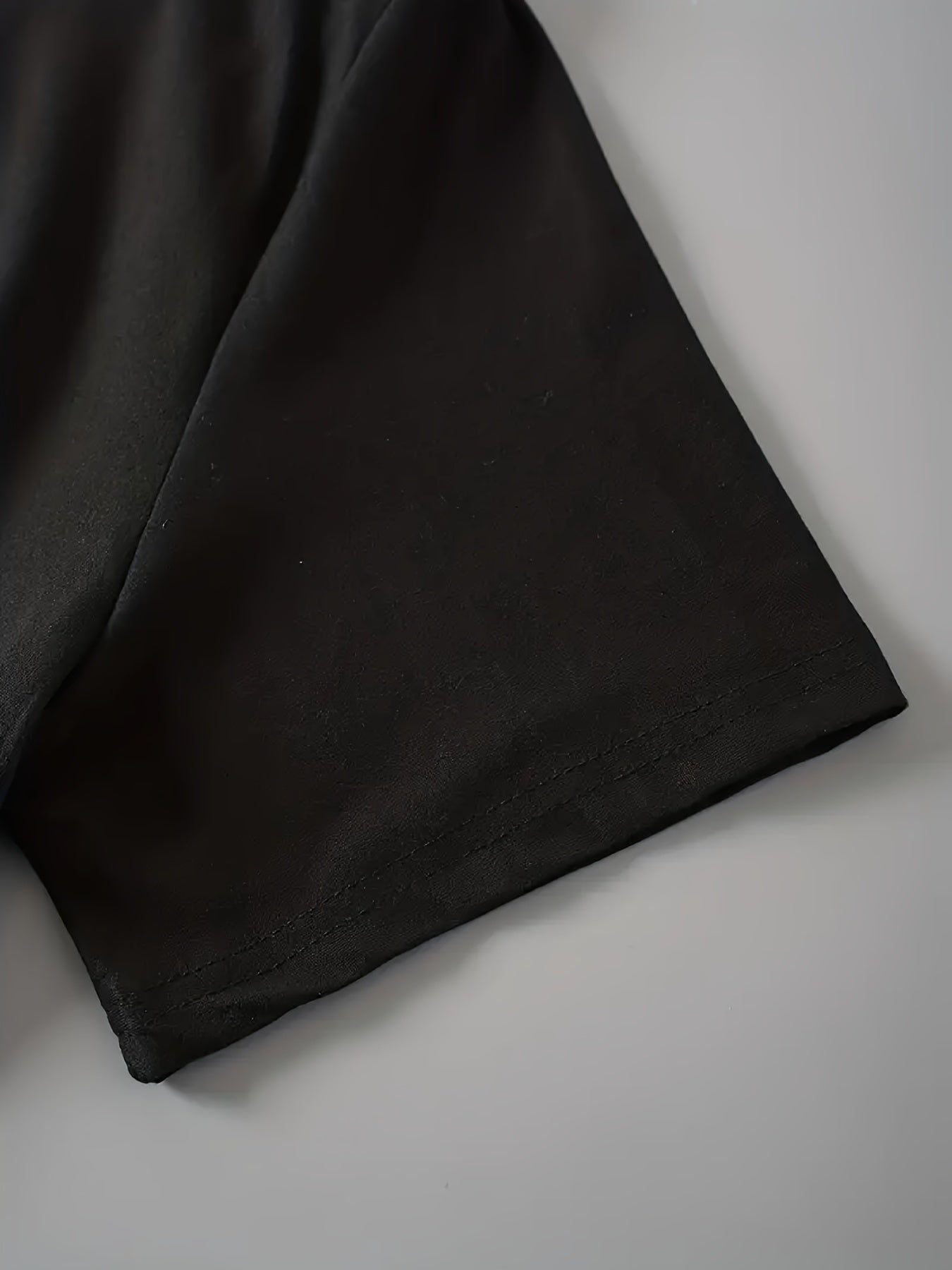 Camiseta de moda: cuello redondo informal, diseño exclusivo de labios perlados