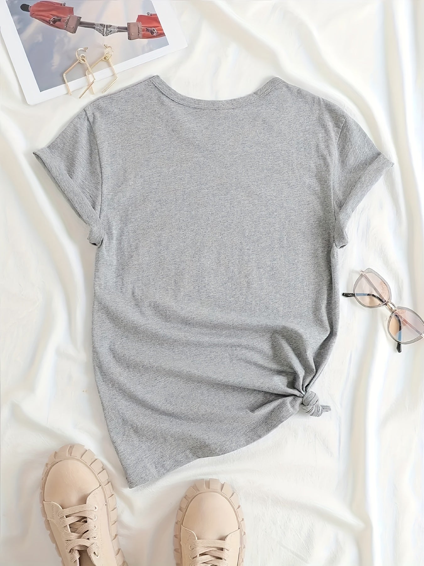 Camiseta de moda: cuello redondo informal, diseño exclusivo de labios perlados