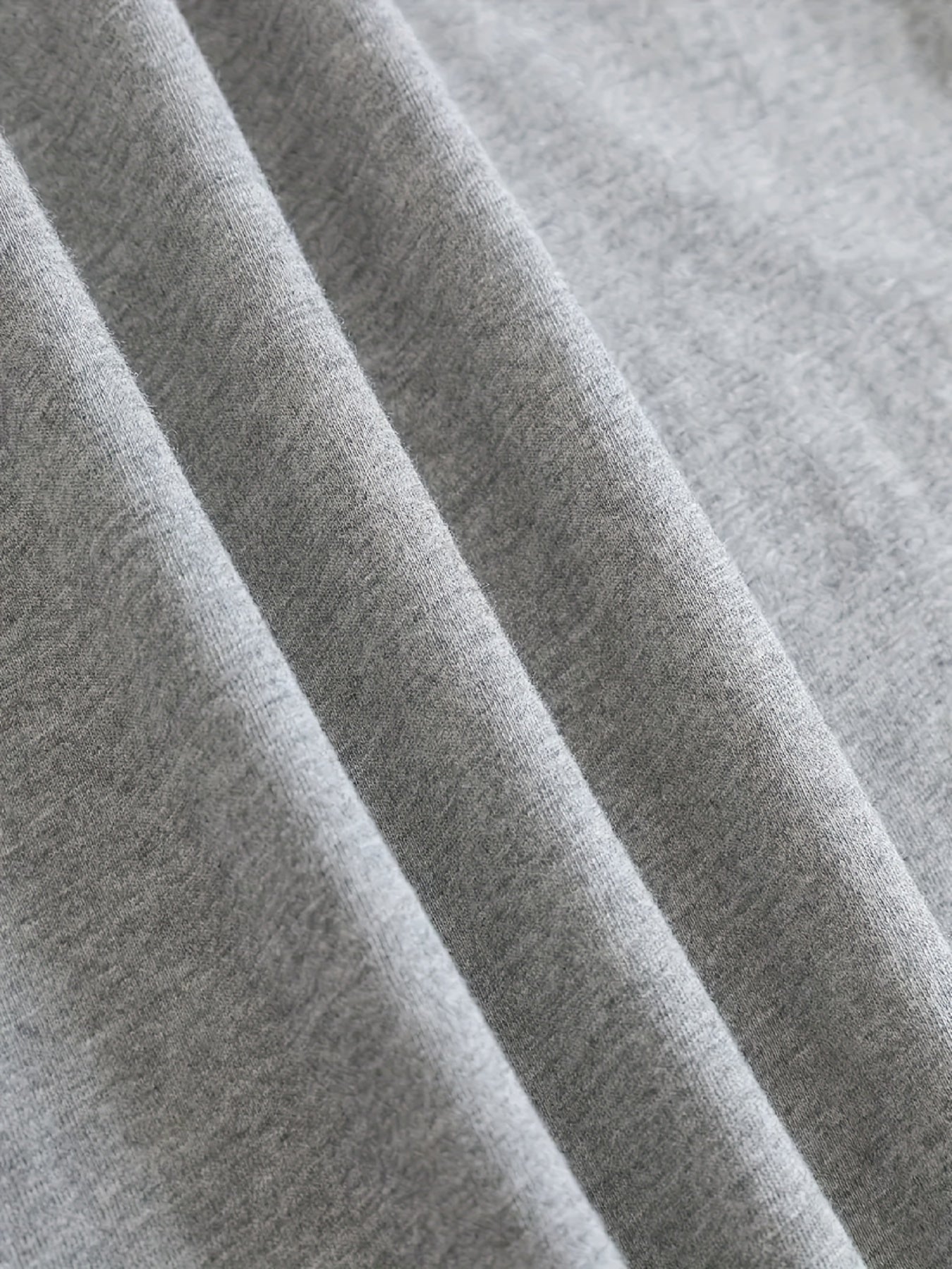 Camiseta de moda: cuello redondo informal, diseño exclusivo de labios perlados