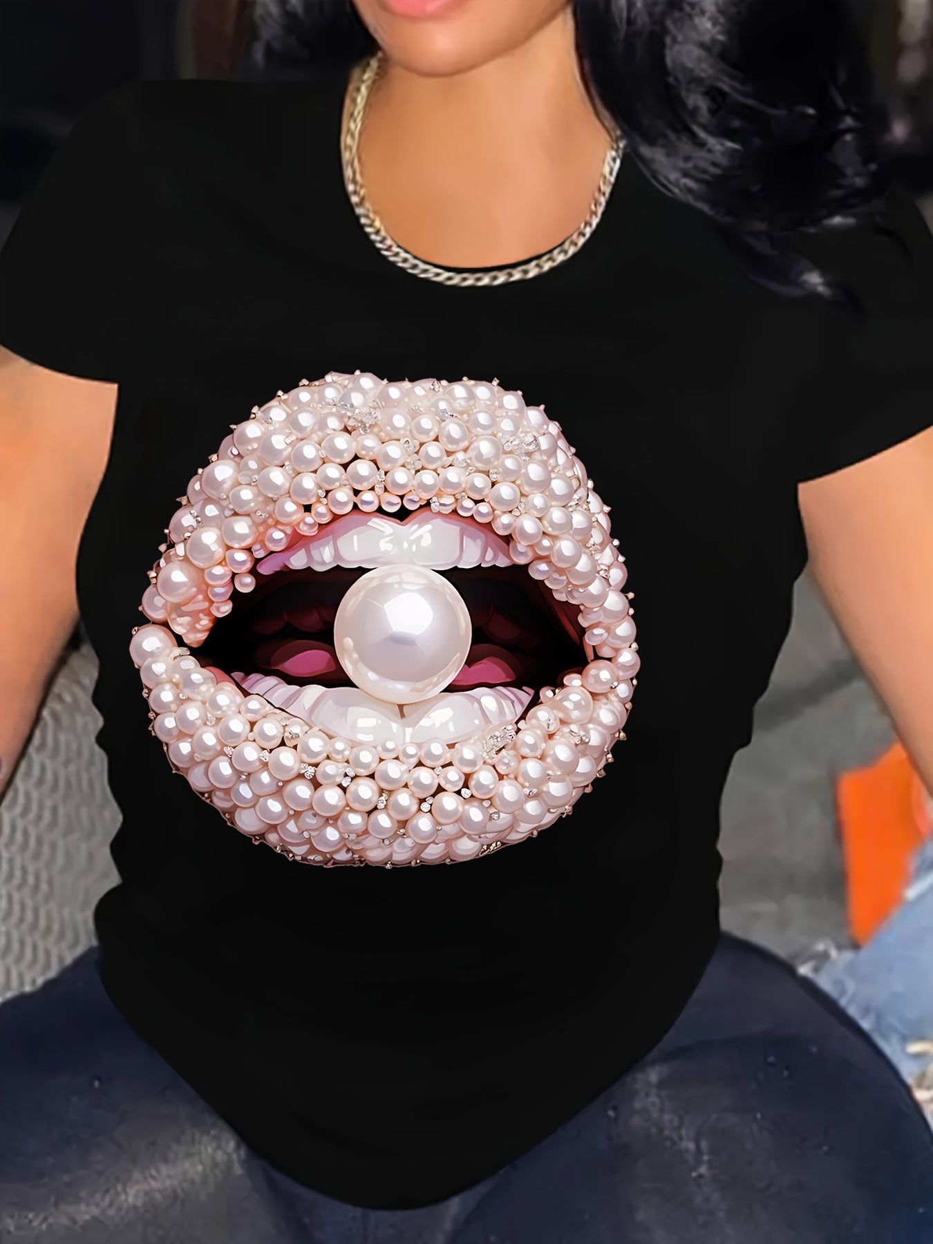 Camiseta de moda: cuello redondo informal, diseño exclusivo de labios perlados
