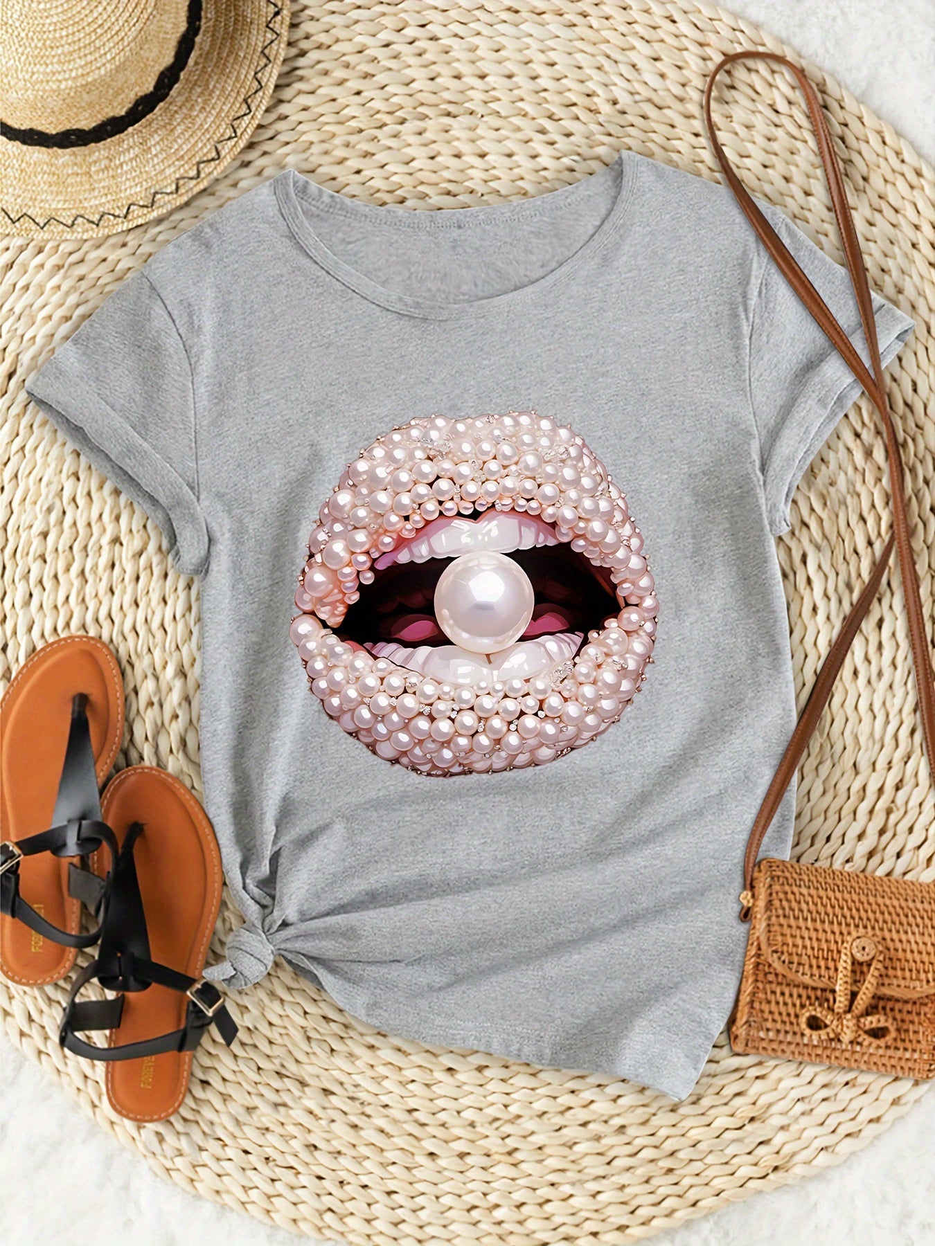 Camiseta de moda: cuello redondo informal, diseño exclusivo de labios perlados