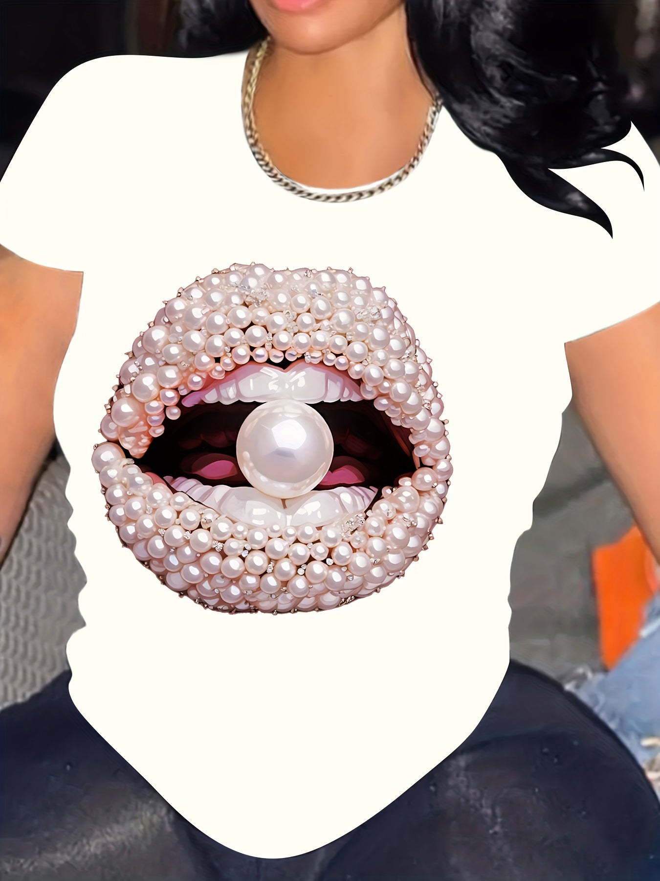 Camiseta de moda: cuello redondo informal, diseño exclusivo de labios perlados