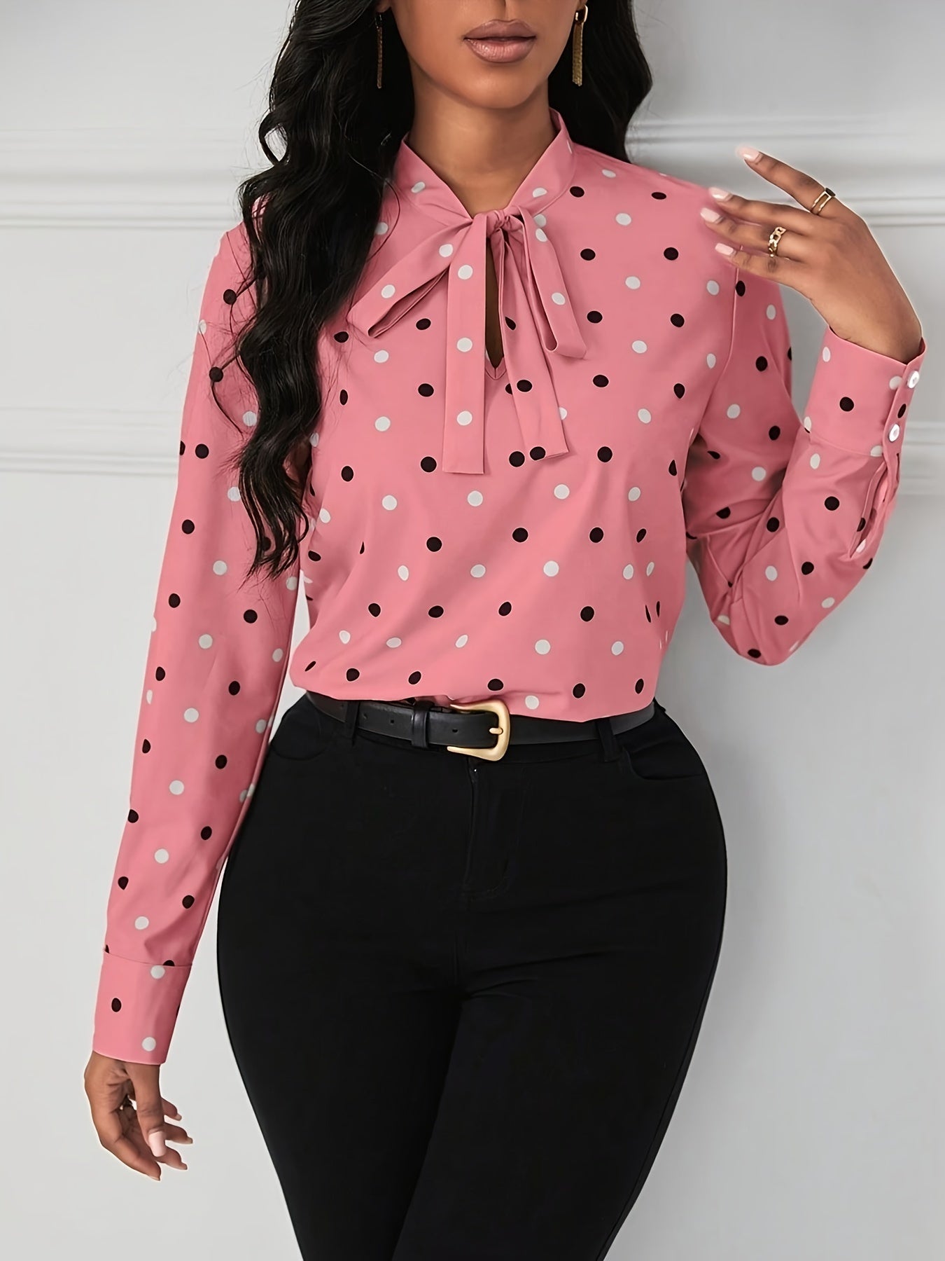 Blusa elegante con lunares y lazo en el cuello: elegante blusa de manga larga con corte relajado, escote en V favorecedor y lazo ajustable para primavera y otoño: ropa de moda femenina para uso diario