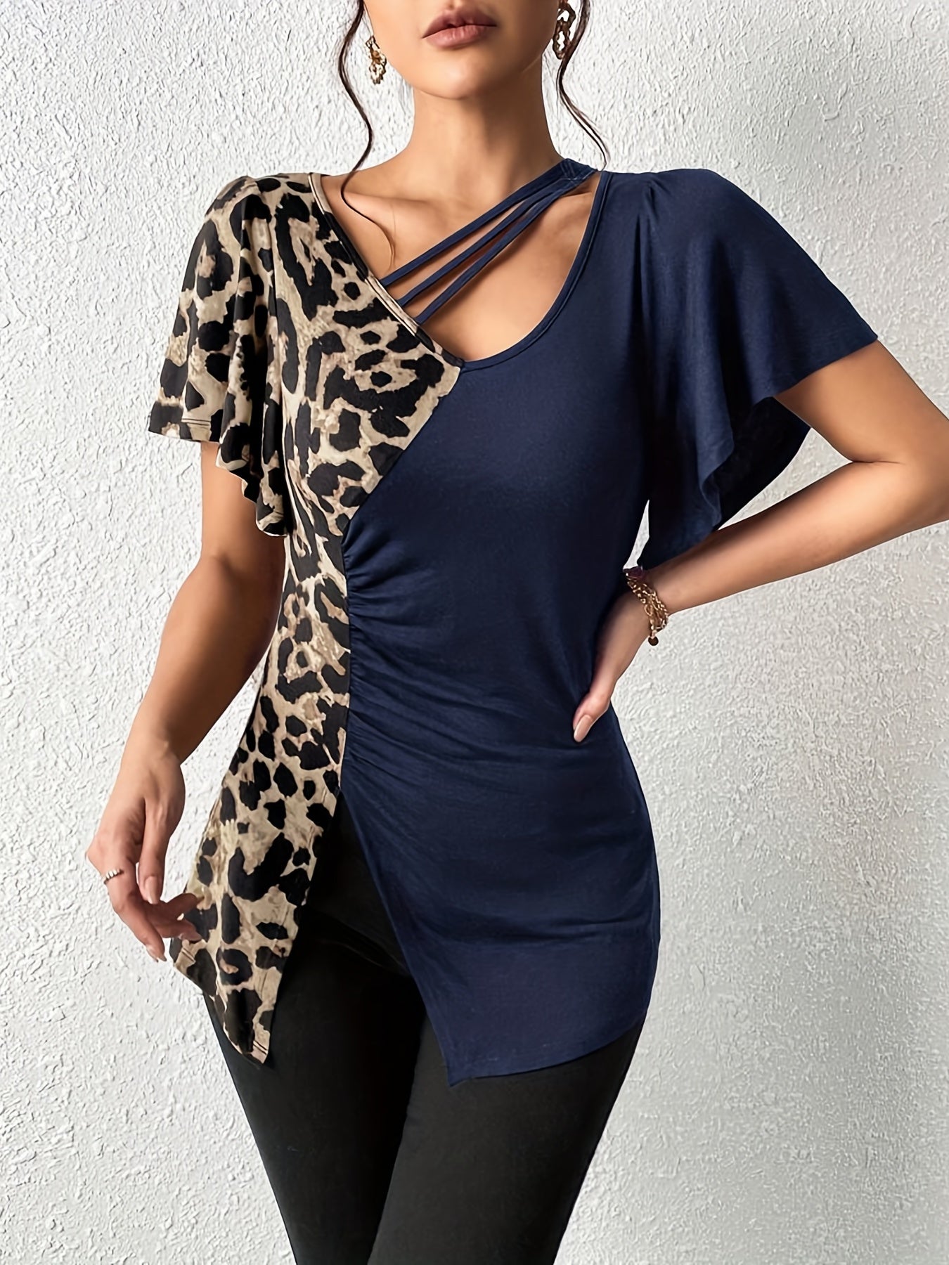 Vibrant Leopard Print Ruched Slit Hem T-Shirt - Flattering Casual Short Sleeve Top