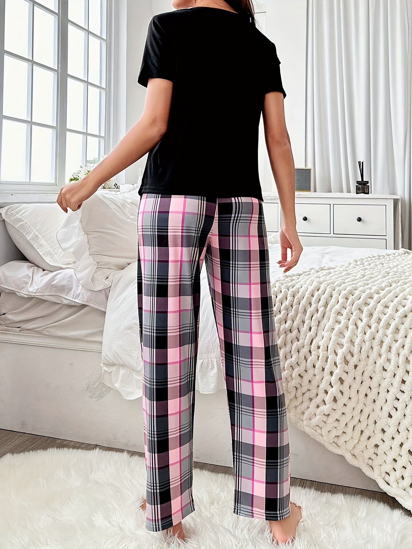 Conjunto de pijama de mujer con estampado de corazones y esloganes a cuadros, corte relajado, cuello redondo y pantalones de poliéster suave de elasticidad media con detalles de lazo, ropa de dormir informal cómoda para adultos en todas las estaciones