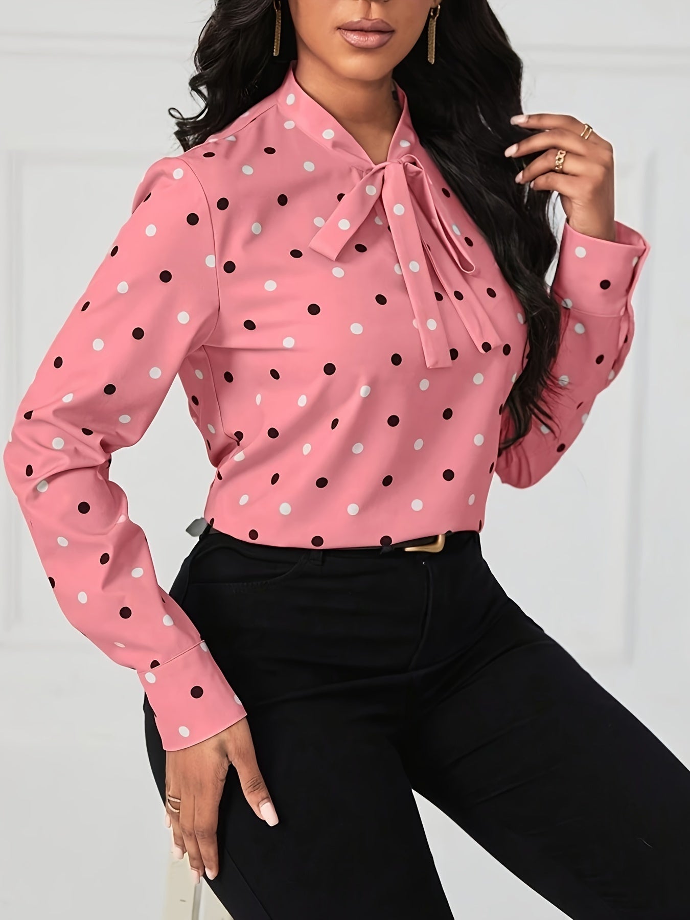 Blusa elegante con lunares y lazo en el cuello: elegante blusa de manga larga con corte relajado, escote en V favorecedor y lazo ajustable para primavera y otoño: ropa de moda femenina para uso diario
