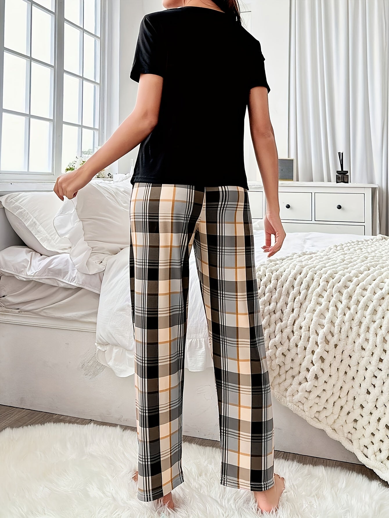 Conjunto de pijama de mujer con estampado de corazones y esloganes a cuadros, corte relajado, cuello redondo y pantalones de poliéster suave de elasticidad media con detalles de lazo, ropa de dormir informal cómoda para adultos en todas las estaciones