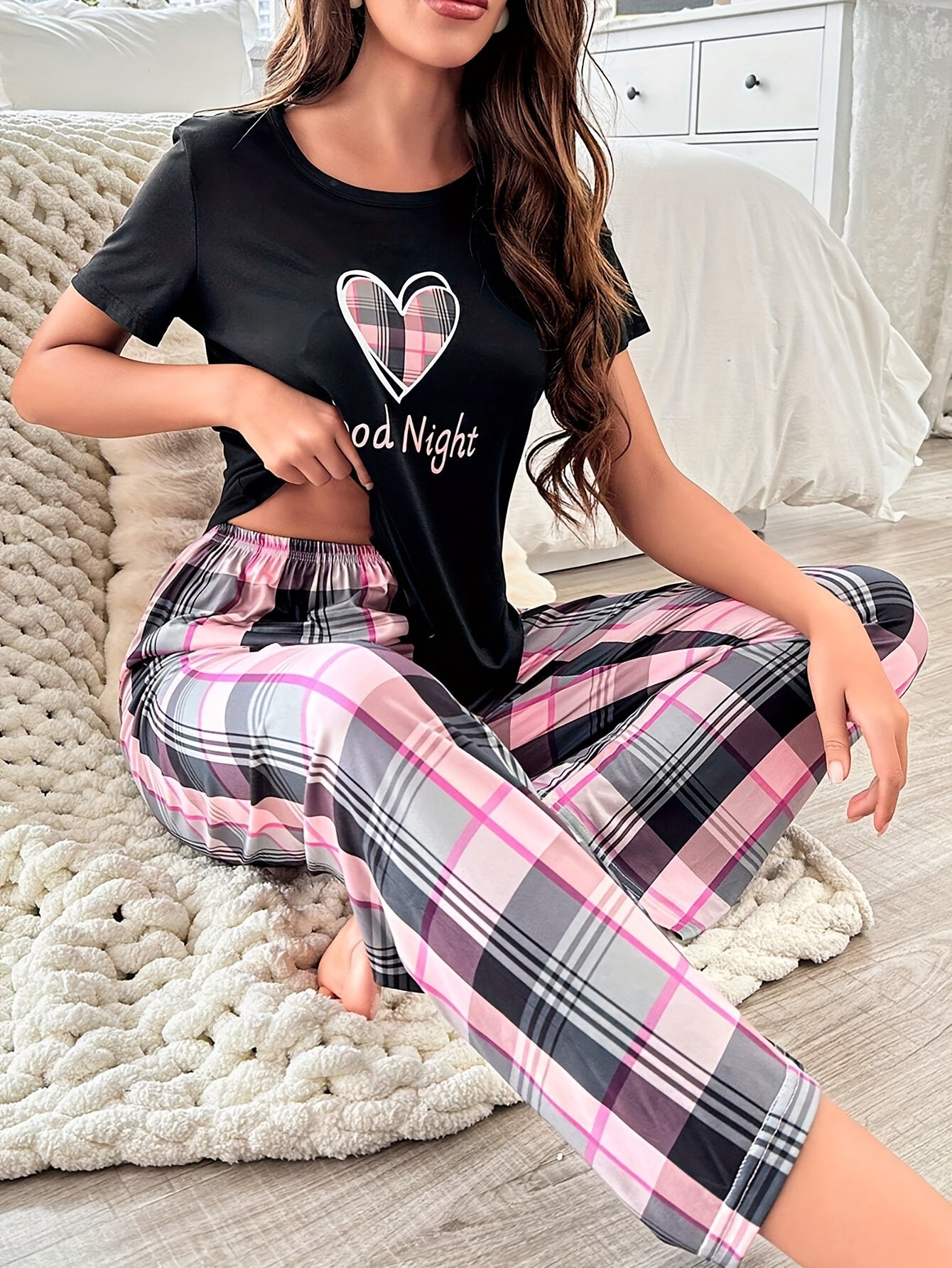 Conjunto de pijama de mujer con estampado de corazones y esloganes a cuadros, corte relajado, cuello redondo y pantalones de poliéster suave de elasticidad media con detalles de lazo, ropa de dormir informal cómoda para adultos en todas las estaciones