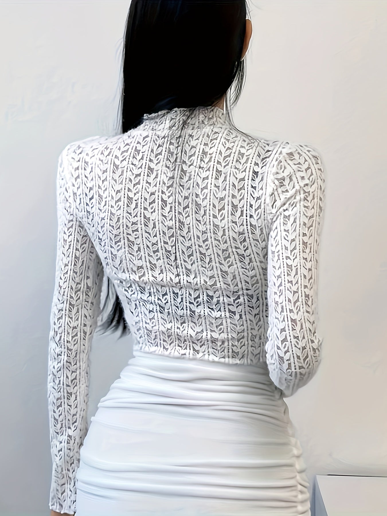 Camisa elegante de manga larga con cuello alto, corte ajustado y hojas bordadas