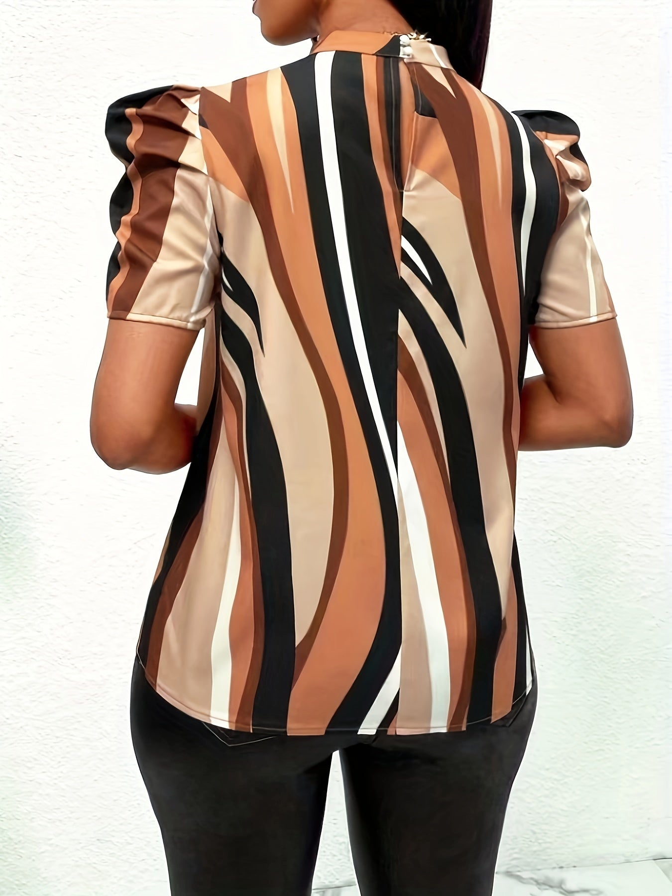 Blusa con mangas abullonadas y estampado de rayas vibrantes: cuello alto elegante, corte relajado, tela suave, prenda básica para primavera y verano: ropa de mujer con estilo elegante