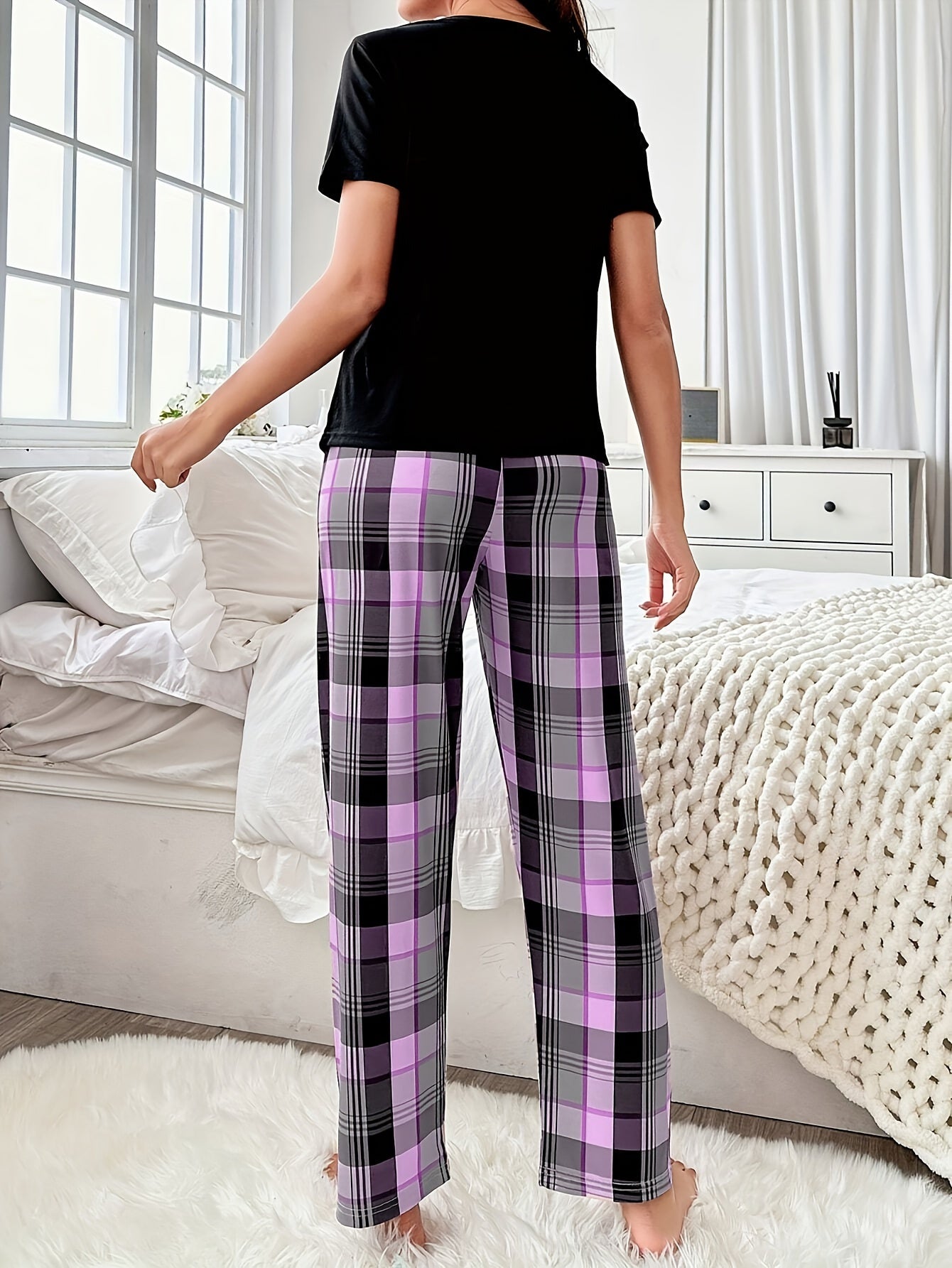 Conjunto de pijama de mujer con estampado de corazones y esloganes a cuadros, corte relajado, cuello redondo y pantalones de poliéster suave de elasticidad media con detalles de lazo, ropa de dormir informal cómoda para adultos en todas las estaciones