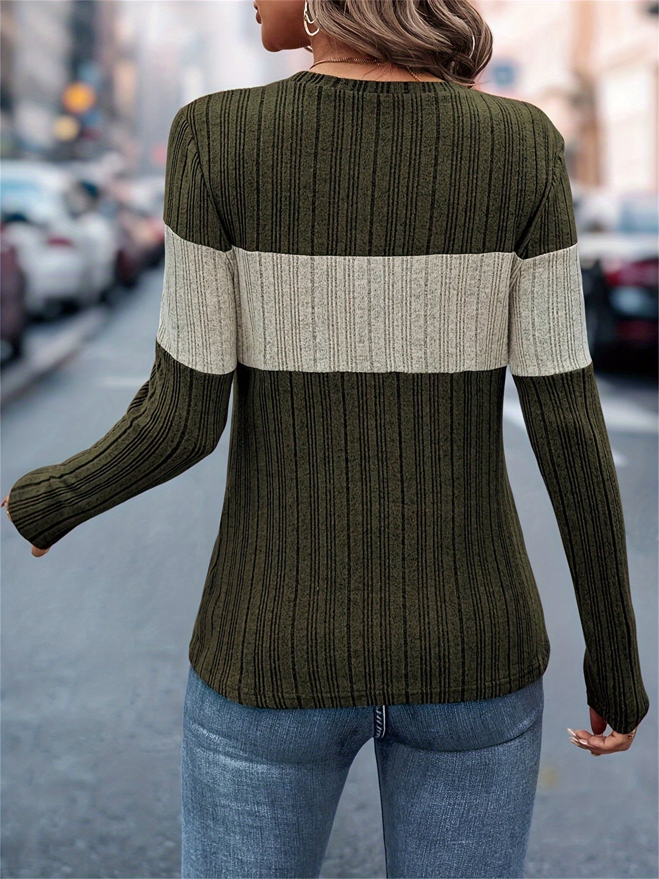 Camisa de manga larga con cuello redondo y bloques de colores vibrantes
