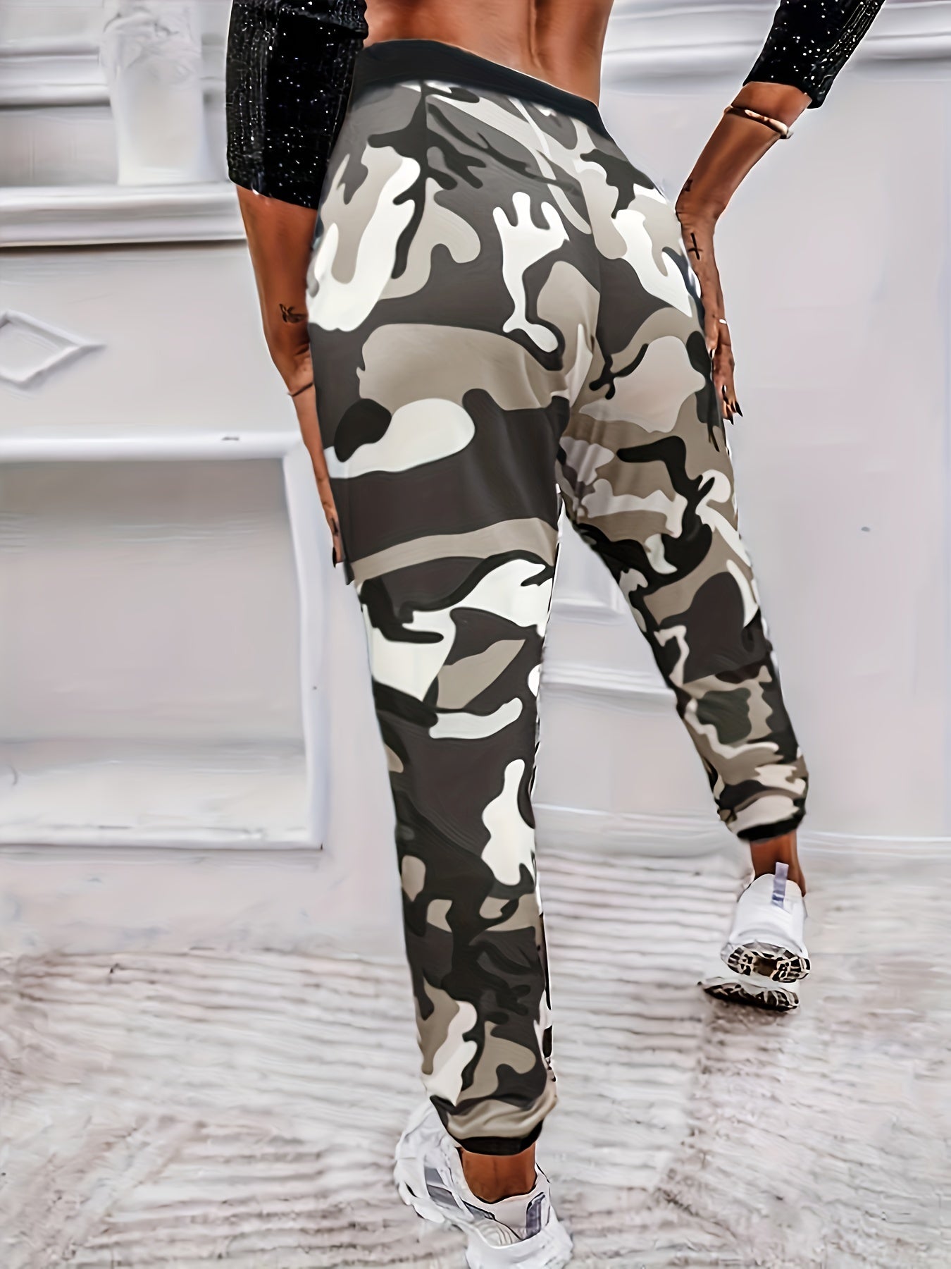 Pantalones deportivos con estampado de camuflaje elegante