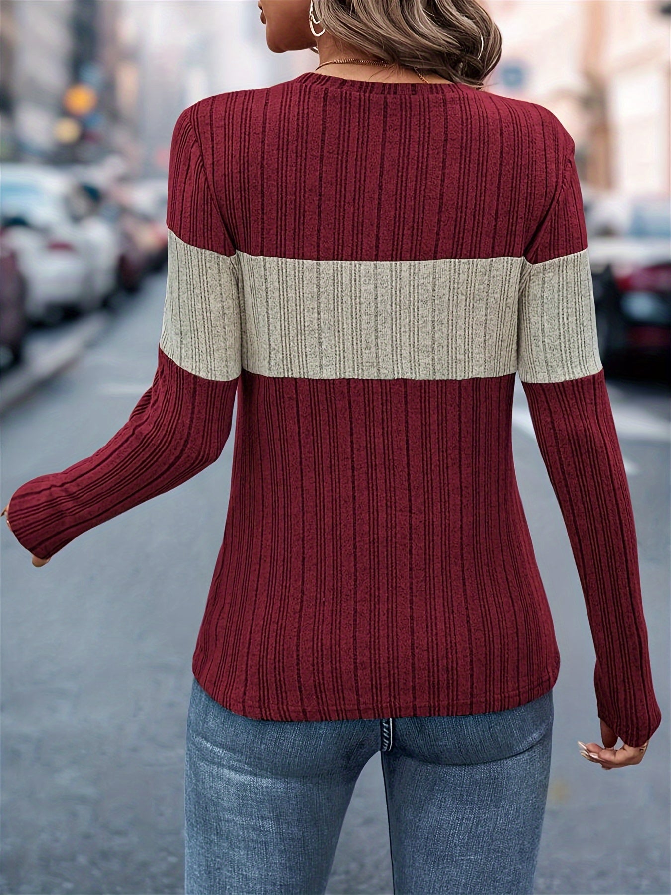 Camisa de manga larga con cuello redondo y bloques de colores vibrantes