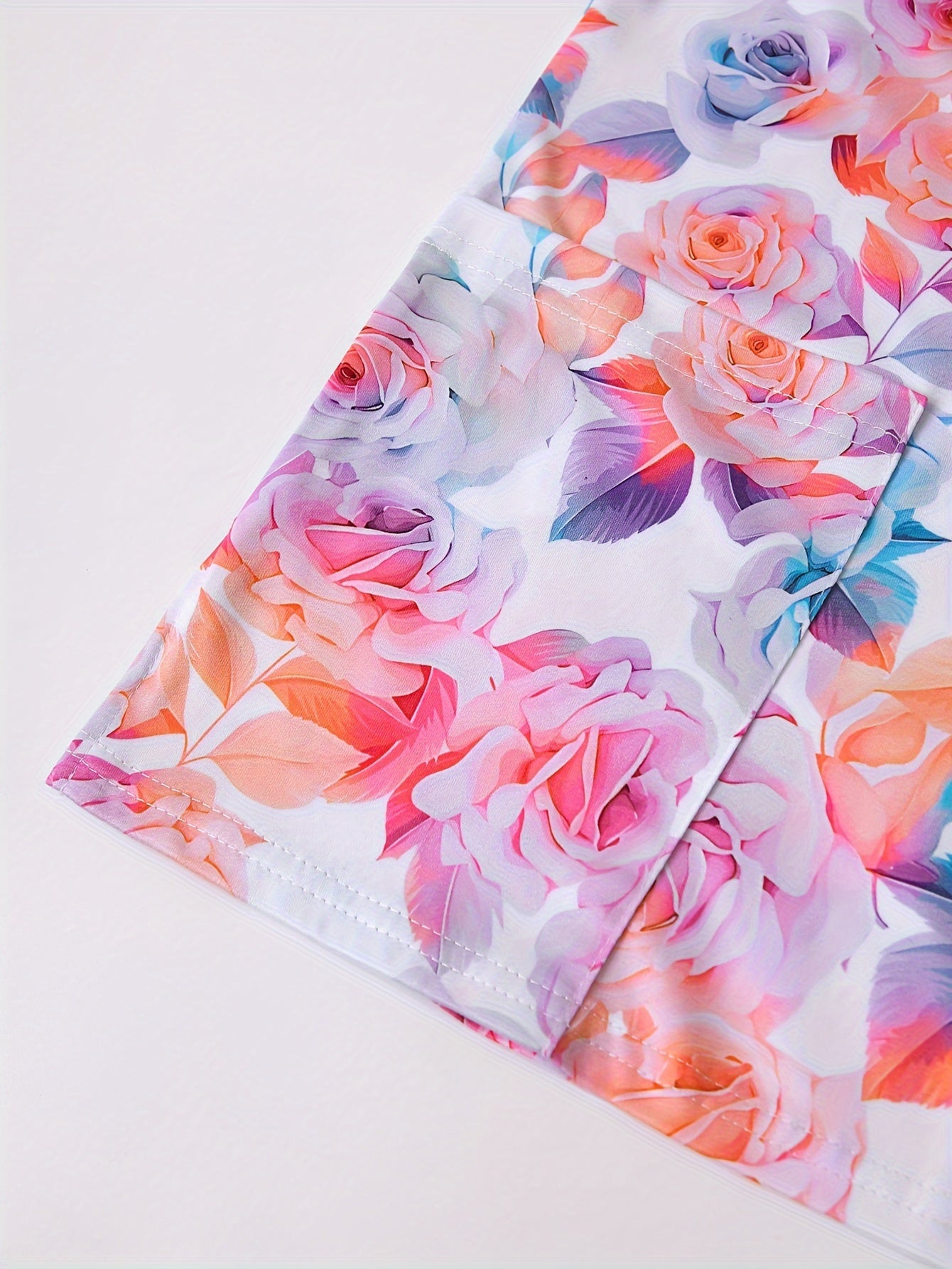 Uniforme médico de manga corta con cuello en V y bolsillos de parche funcionales con estampado floral, ropa para mujer