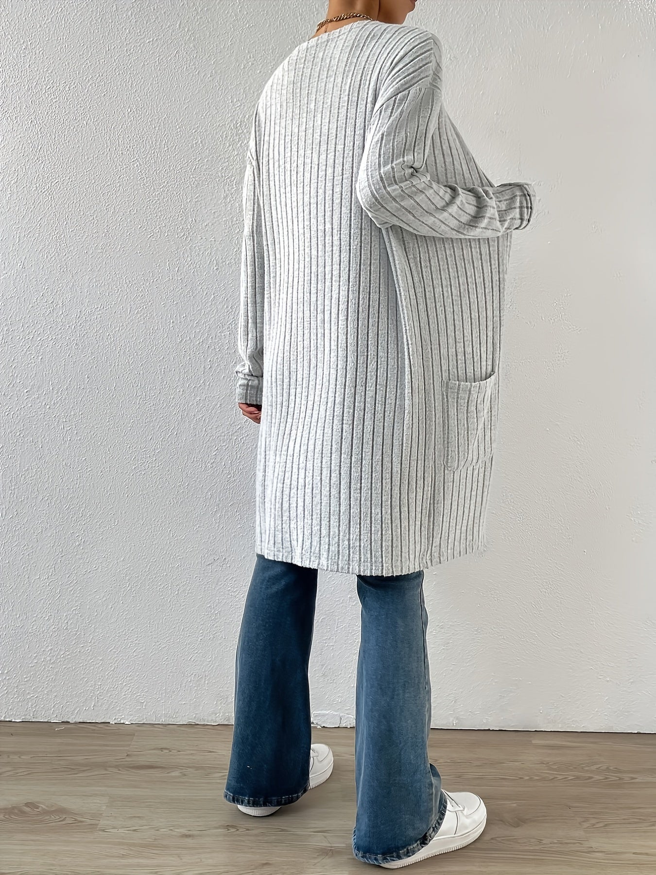 Suéter tipo cárdigan de punto acanalado acogedor: suave, informal, manga larga, largo medio, frente abierto, detalle de bolsillo, ajuste relajado