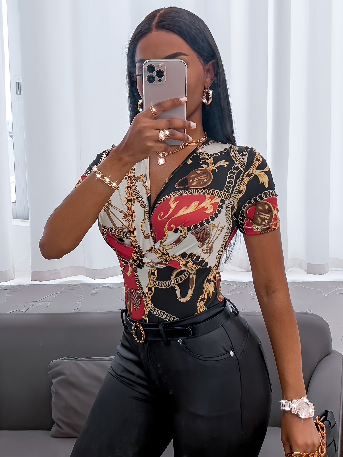 Blusa elegante con cuello cruzado y estampado de cadenas: ropa de mujer: prenda básica elegante de manga corta para primavera y verano con corte relajado y diseño elegante