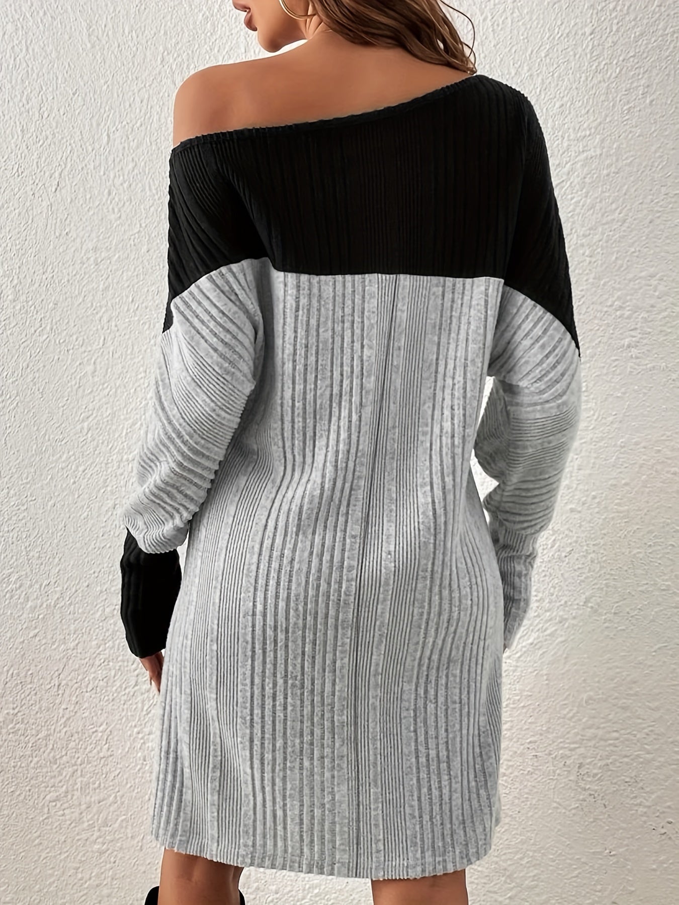 Vestido moderno con hombros inclinados y bloques de color: manga larga, por encima de la rodilla, estilo casual elegante para mujer