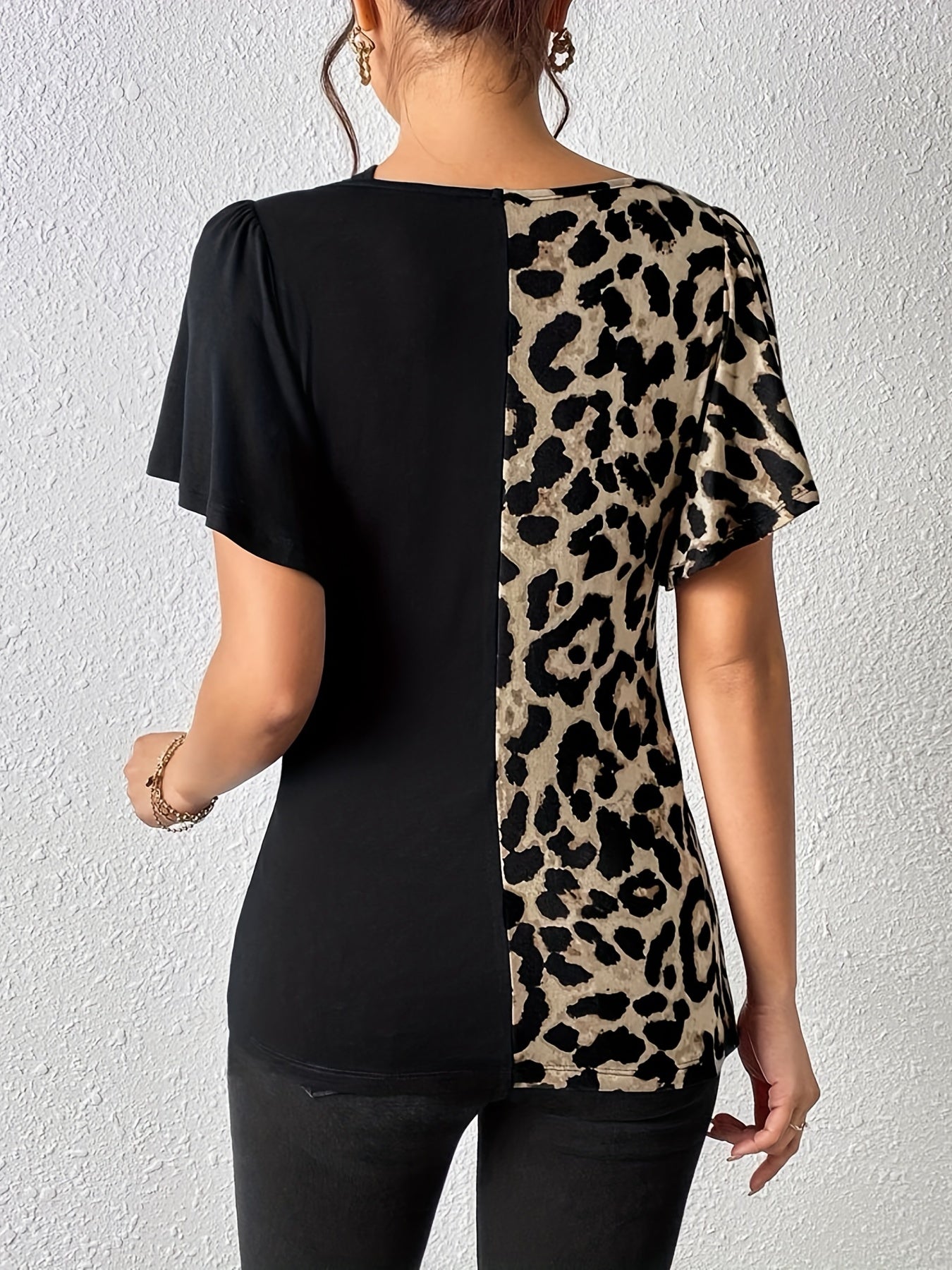 Vibrant Leopard Print Ruched Slit Hem T-Shirt - Flattering Casual Short Sleeve Top