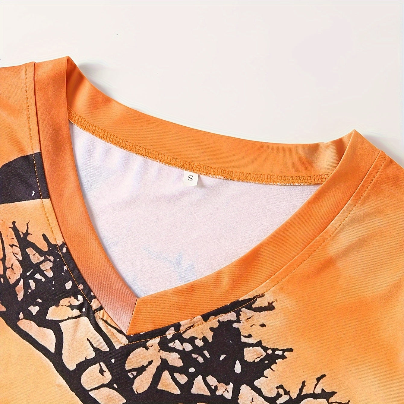 Camiseta de cuello en V con estampado de gato y cuervo negro, manga corta y detalle de bolsillo, con encanto de Halloween: uniforme de enfermera de moda para mujer