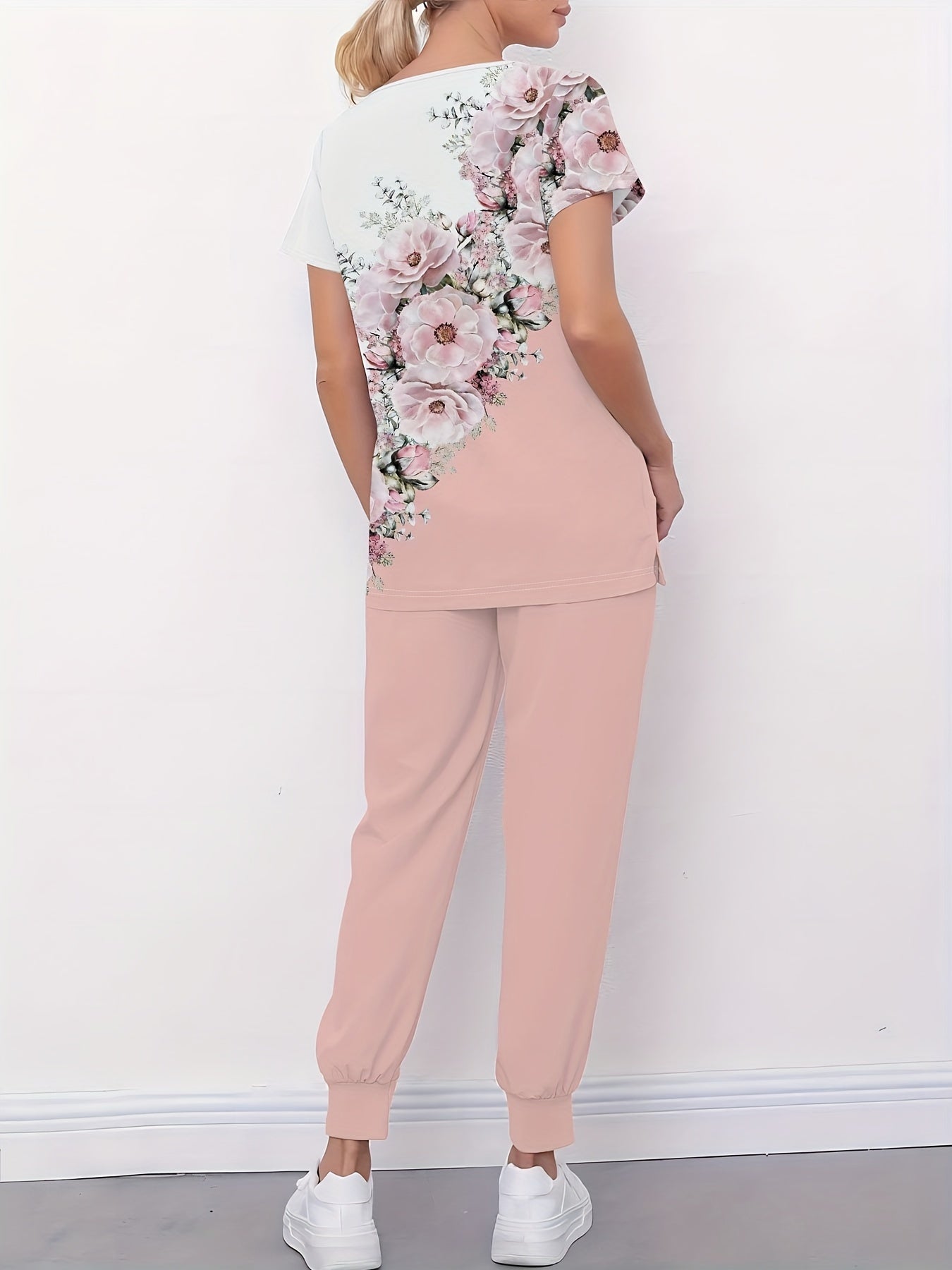 Conjunto médico con estampado floral: camiseta con cuello en V y pantalones con cintura elástica