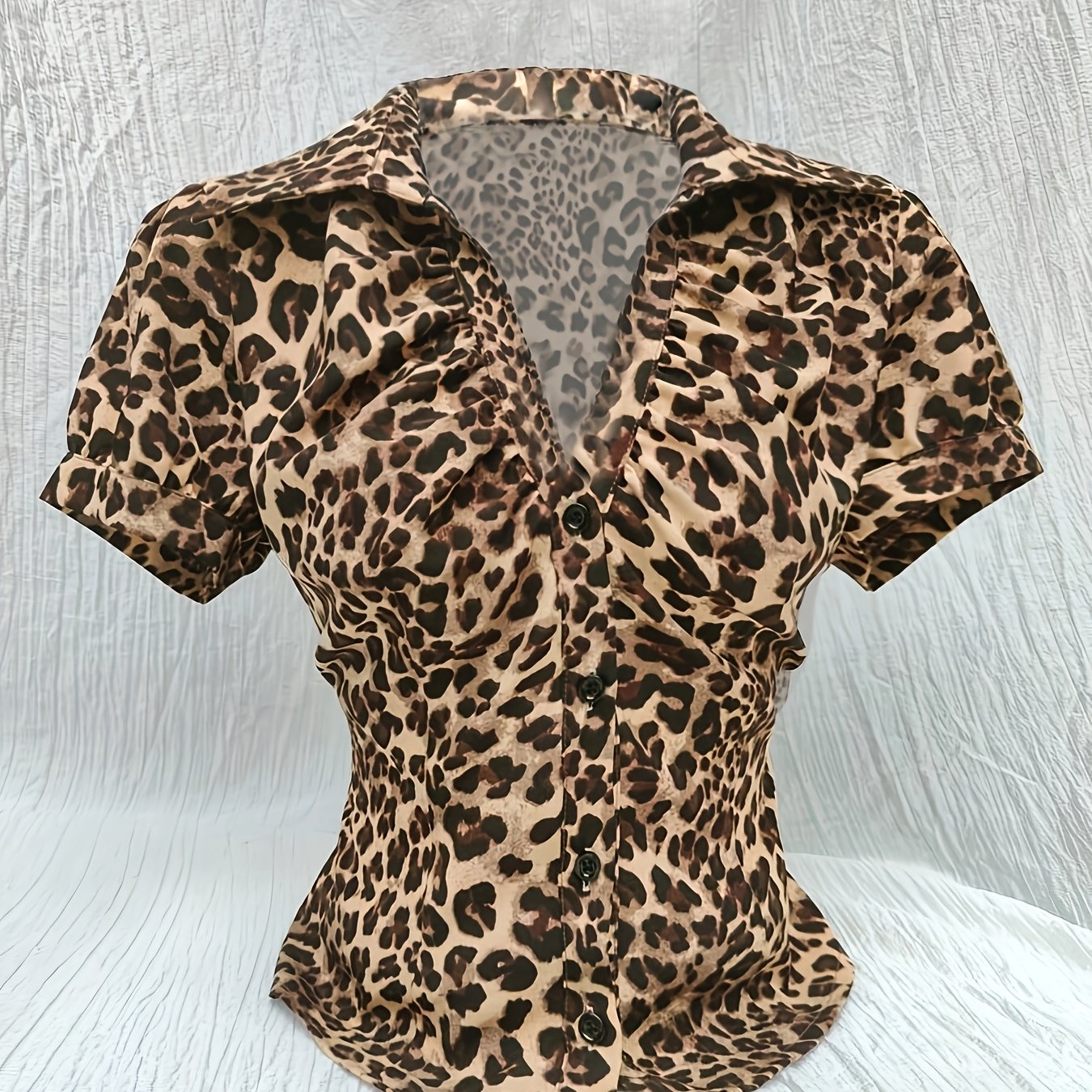 Blusa elegante con escote en V y detalle de botones y estampado de leopardo - Manga corta