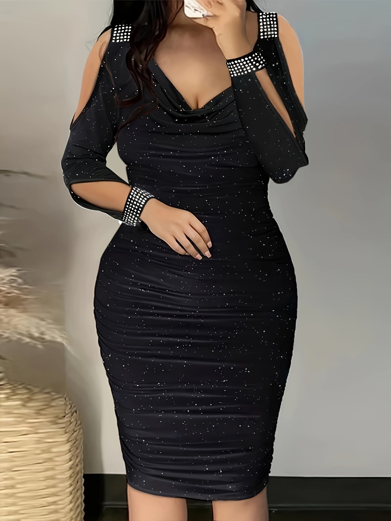 Impresionante vestido ajustado fruncido de talla grande: escote vuelto favorecedor, aberturas, manga larga, estilo informal: ropa de moda de talla grande para mujer para uso diario