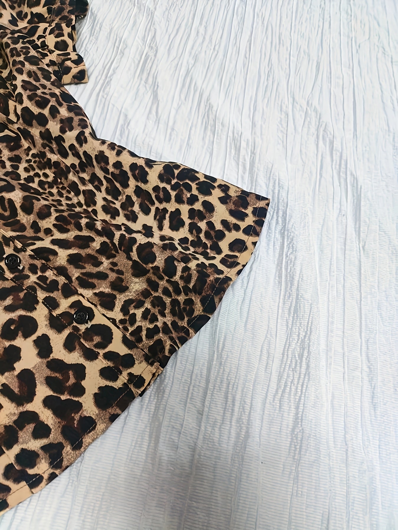 Blusa elegante con escote en V y detalle de botones y estampado de leopardo - Manga corta