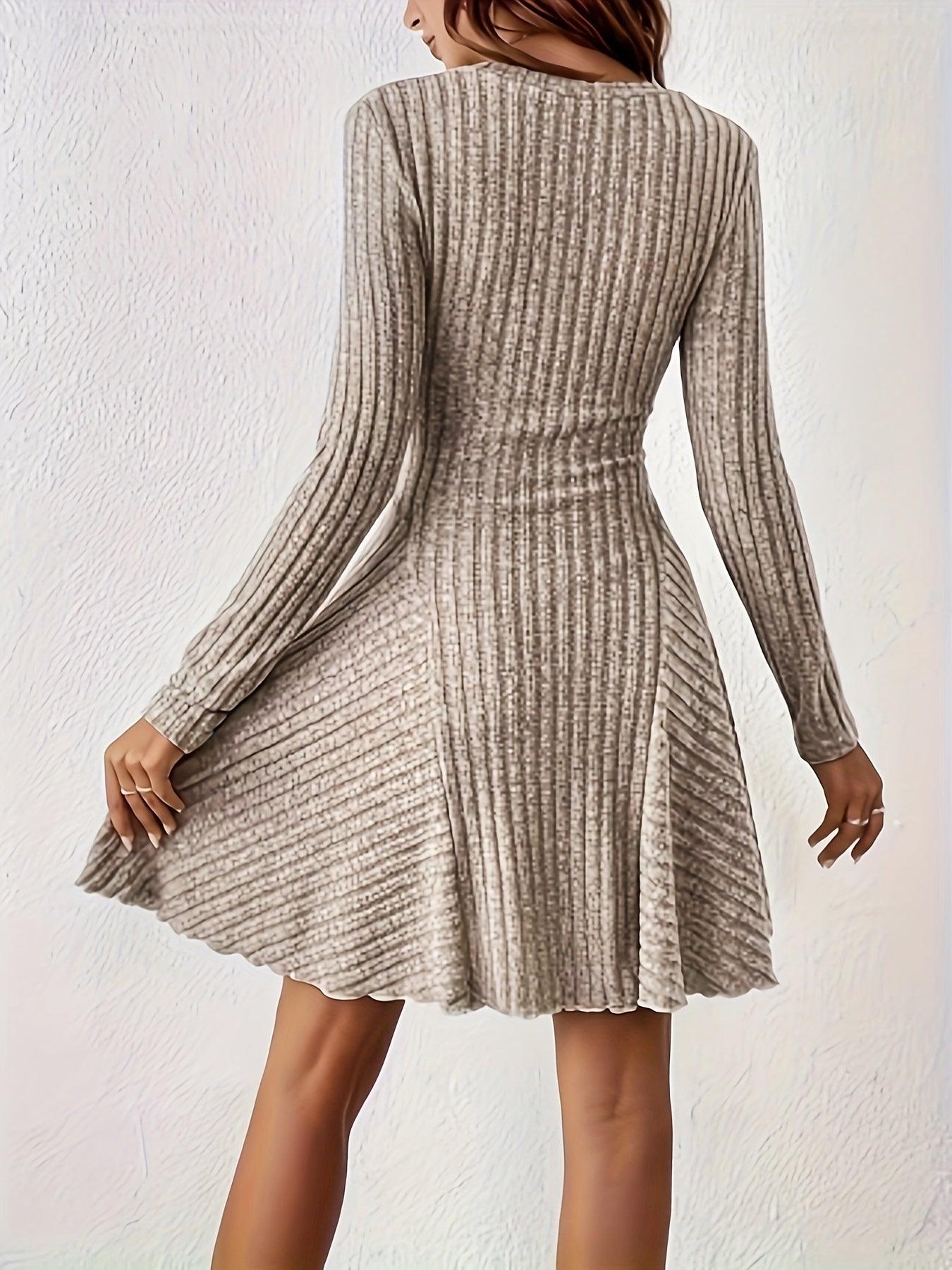Vestido vibrante de corte A con escote en V acanalado: elegante, tejido de poliéster microelástico, lavable a máquina, color sólido, manga larga, esencial para la temporada de otoño: ropa de mujer para adultos