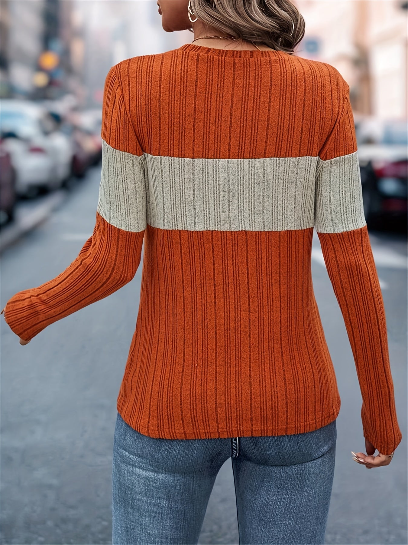 Camisa de manga larga con cuello redondo y bloques de colores vibrantes