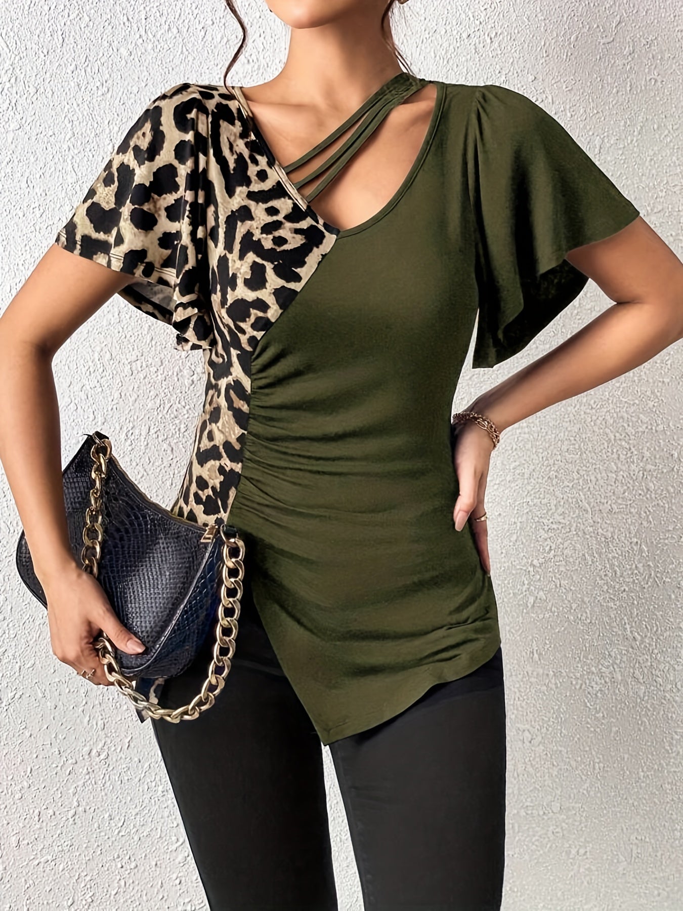 Vibrant Leopard Print Ruched Slit Hem T-Shirt - Flattering Casual Short Sleeve Top