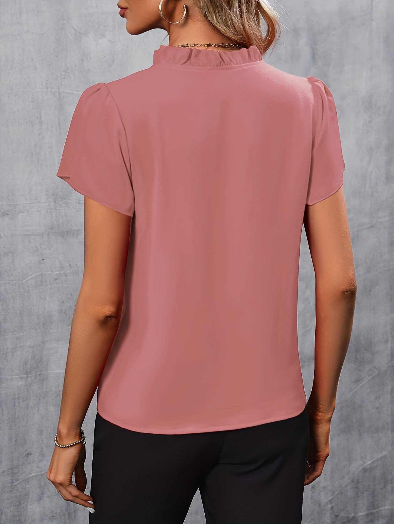 Blusa elegante de color liso con cuello anudado y favorecedor detalle fruncido - Top de moda de manga corta para mujer