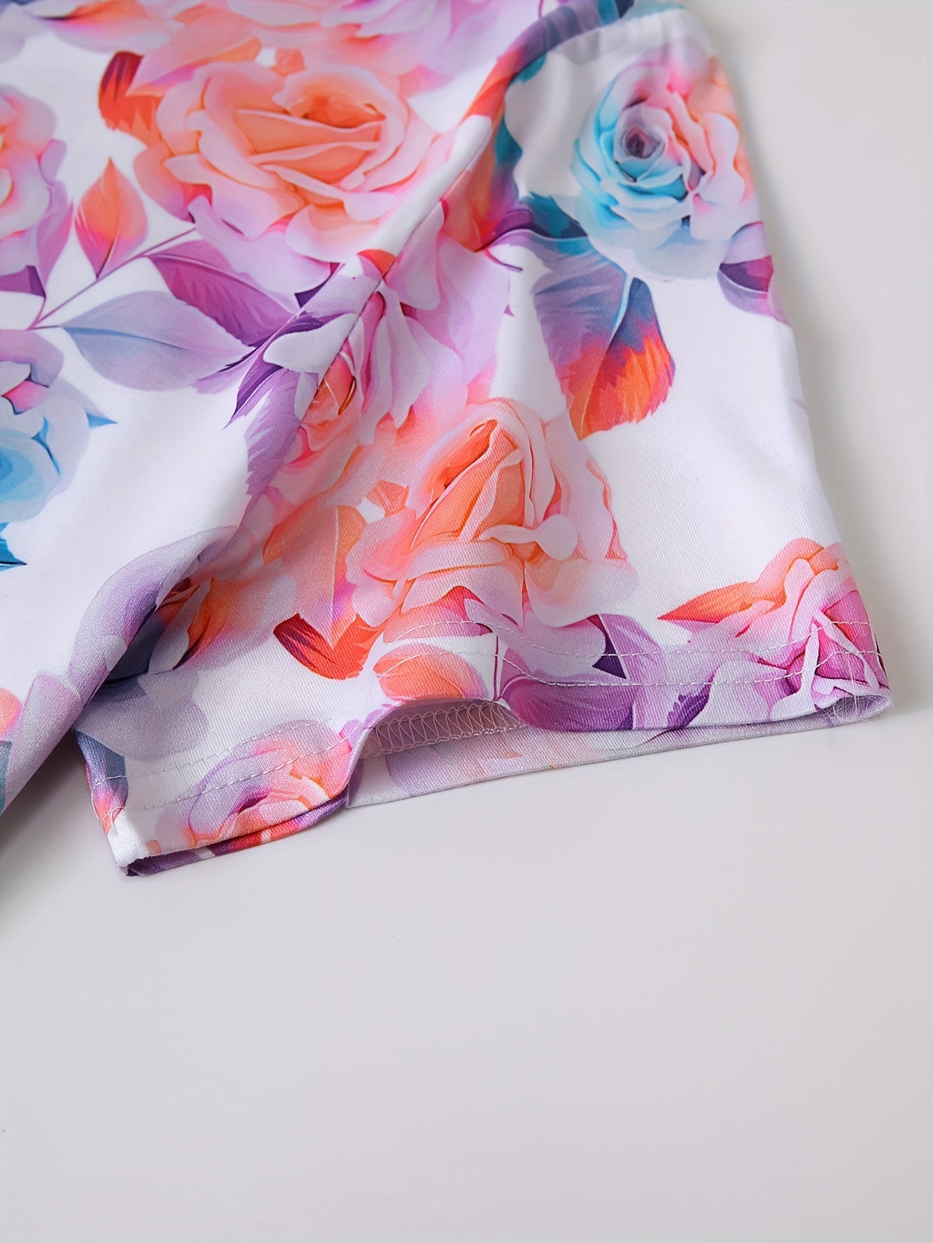 Uniforme médico de manga corta con cuello en V y bolsillos de parche funcionales con estampado floral, ropa para mujer