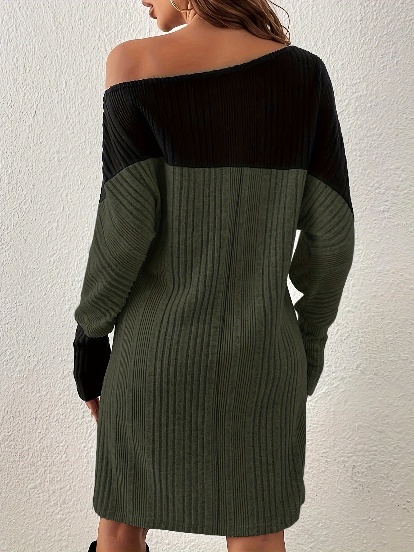 Vestido moderno con hombros inclinados y bloques de color: manga larga, por encima de la rodilla, estilo casual elegante para mujer