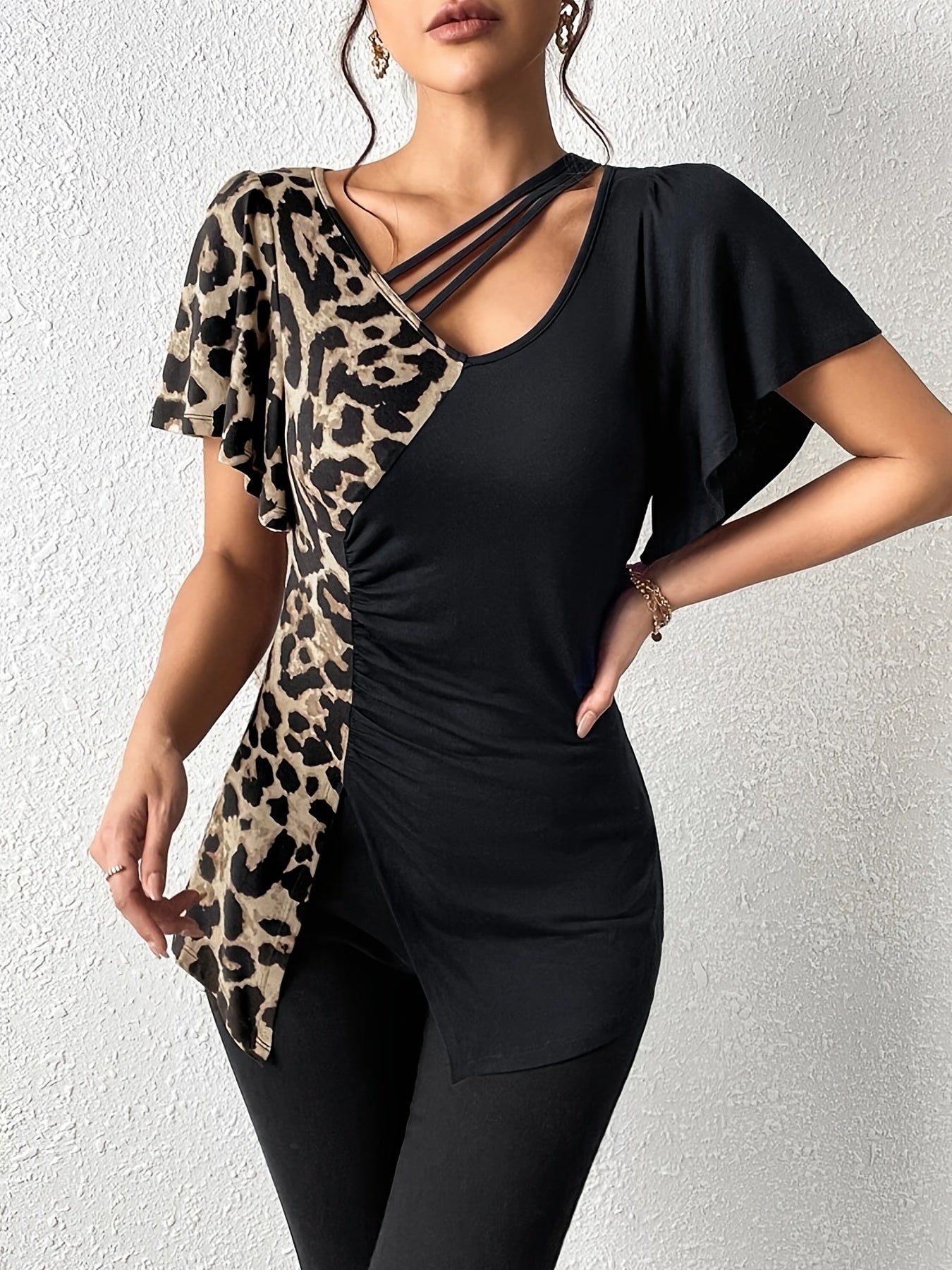 Camiseta con dobladillo fruncido y estampado de leopardo vibrante: camiseta informal de manga corta favorecedora