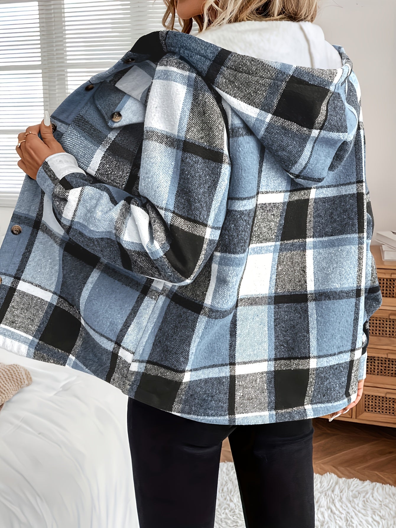 Chaqueta informal con capucha a cuadros y forro polar, camisa tejida y detalle de botones
