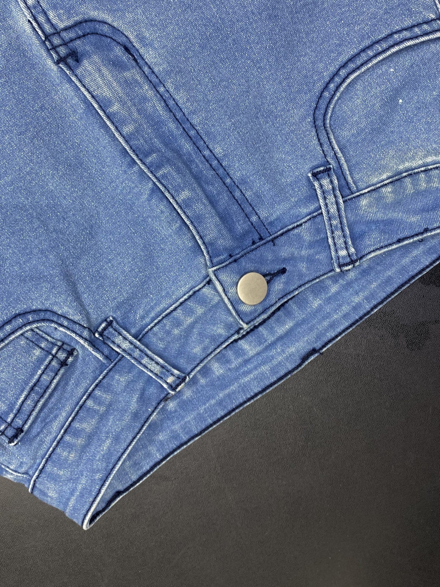 Vaqueros acampanados de tiro alto y elegantes: tejido denim elástico, bolsillos inclinados, color liso, para todas las estaciones, estilo urbano: vaqueros y ropa de moda para mujer con corte acampanado