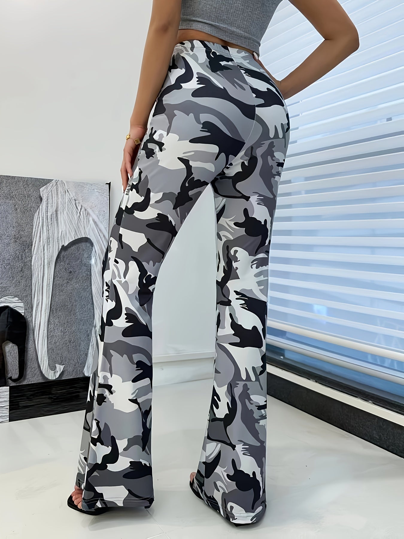 Pantalones de tiro alto con estampado de camuflaje y corte acampanado elegantes