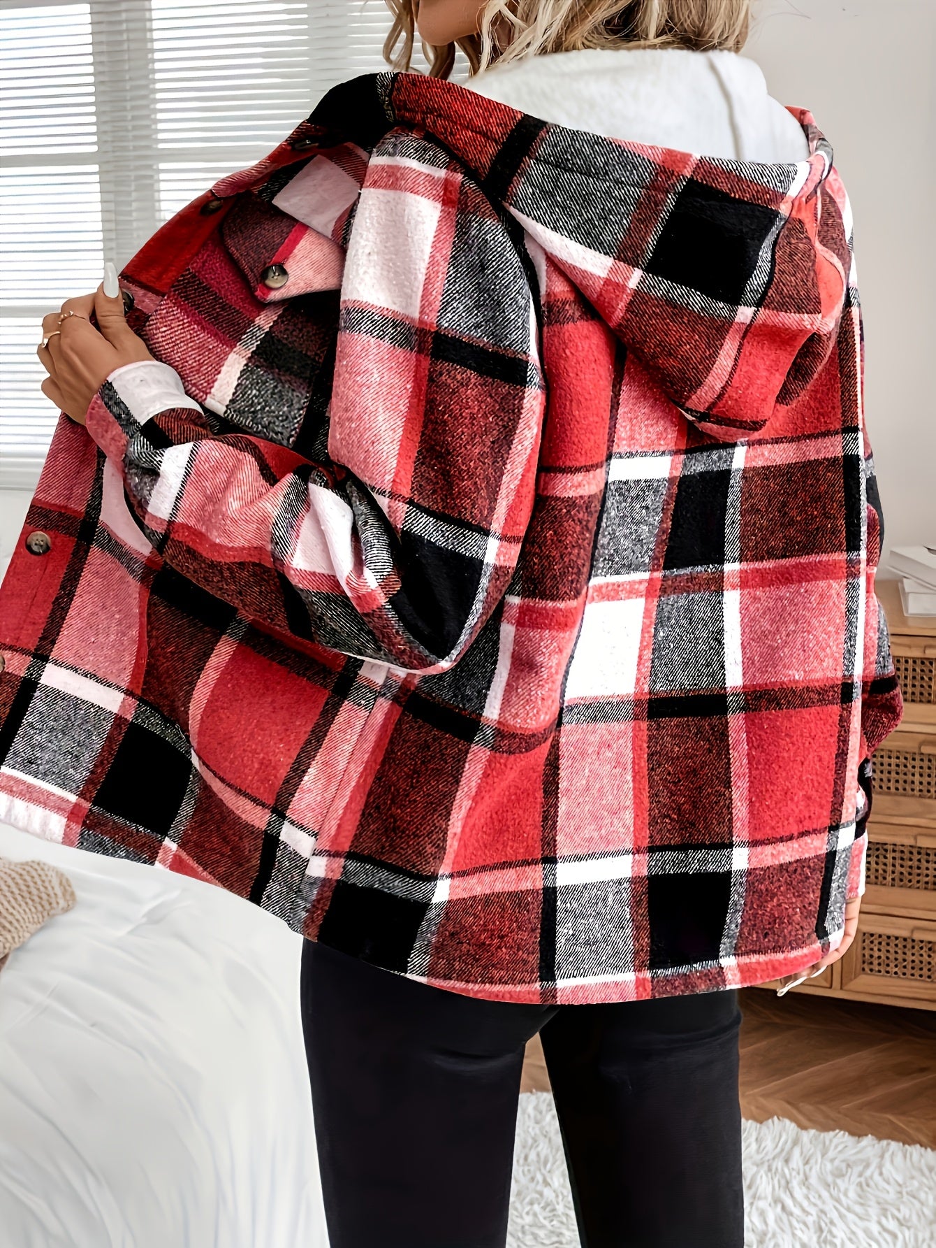 Chaqueta informal con capucha a cuadros y forro polar, camisa tejida y detalle de botones