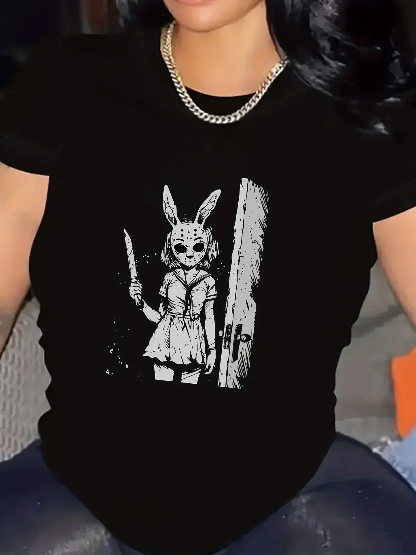 Camiseta de manga corta con estampado de conejo gótico para mujer, cuello redondo informal, tejido de mezcla de poliéster y elastano para todas las estaciones