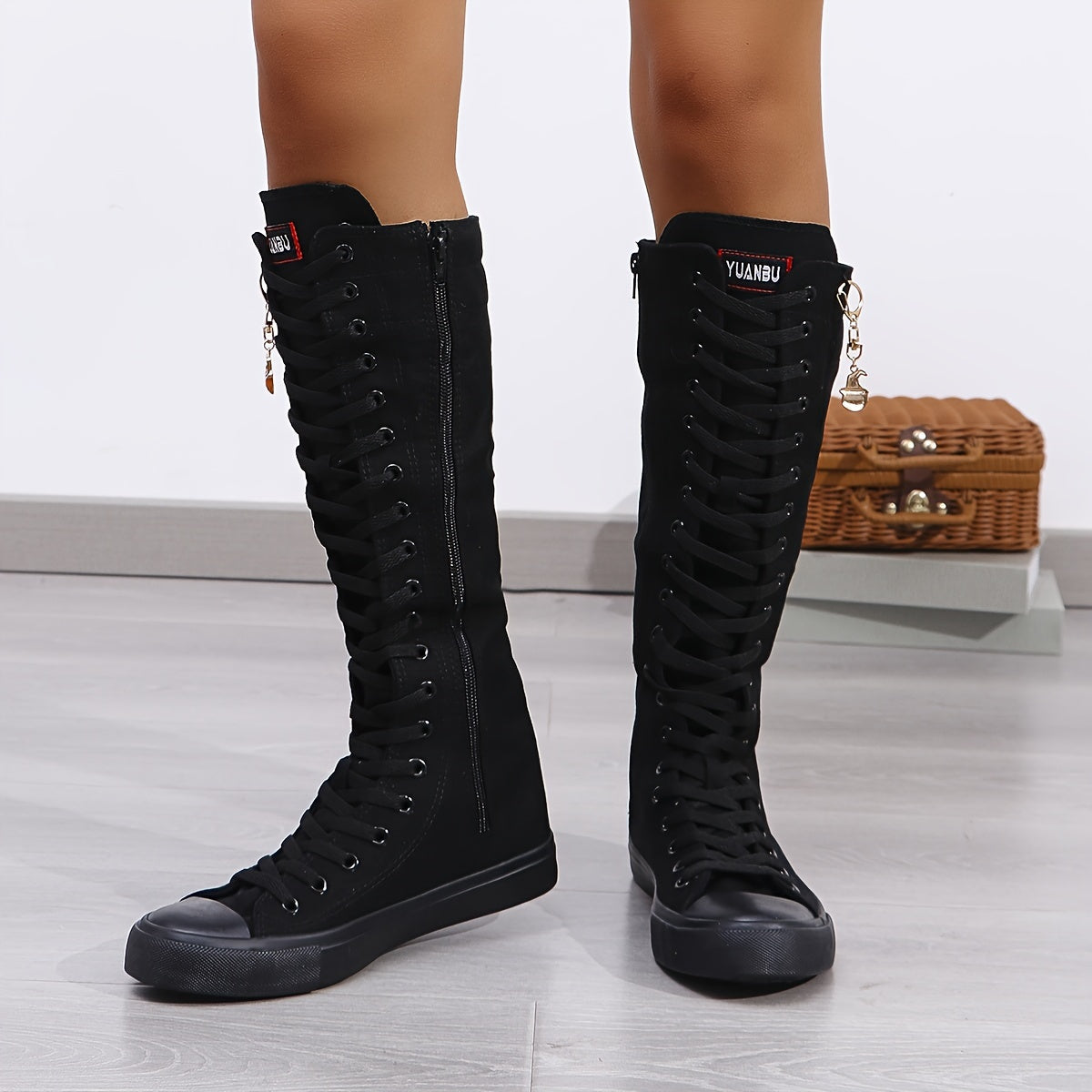 Botas de lona hasta la rodilla para mujer - Zapatos planos de moda con cremallera interior y colgante de decoración de Halloween - Zapatos cómodos y versátiles para niñas y estudiantes