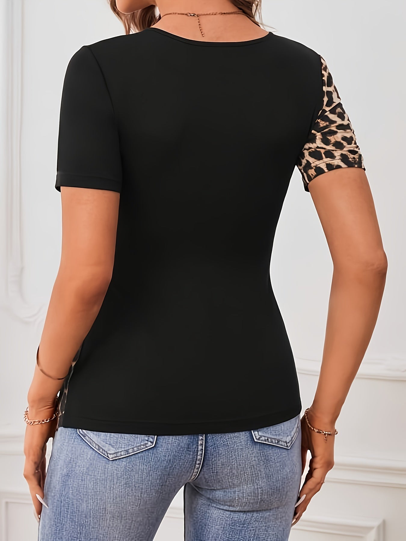 Camiseta con estampado de leopardo vibrante y bloques de color: cuello en V informal y relajado