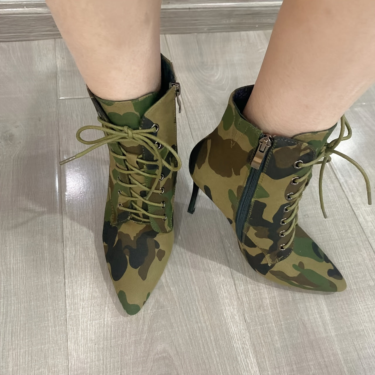 Botines elegantes de alta costura para damas con tacón de aguja de metal con diseño de camuflaje salvaje