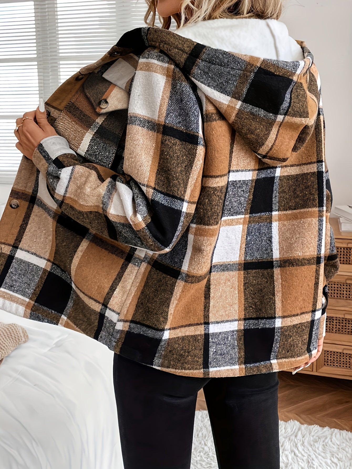Chaqueta informal con capucha a cuadros y forro polar, camisa tejida y detalle de botones