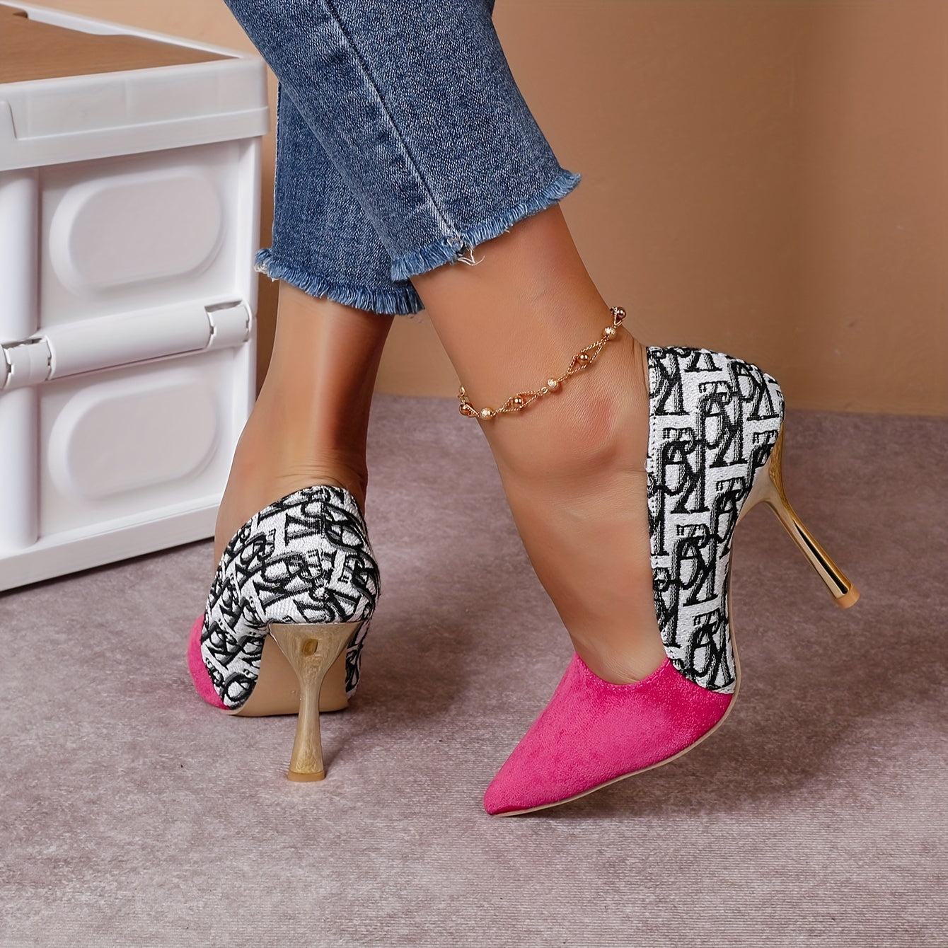 Zapatos de franela con estampado de letras sofisticados: tacones altos franceses con punta puntiaguda para mujer, estilo y elegancia para todas las estaciones