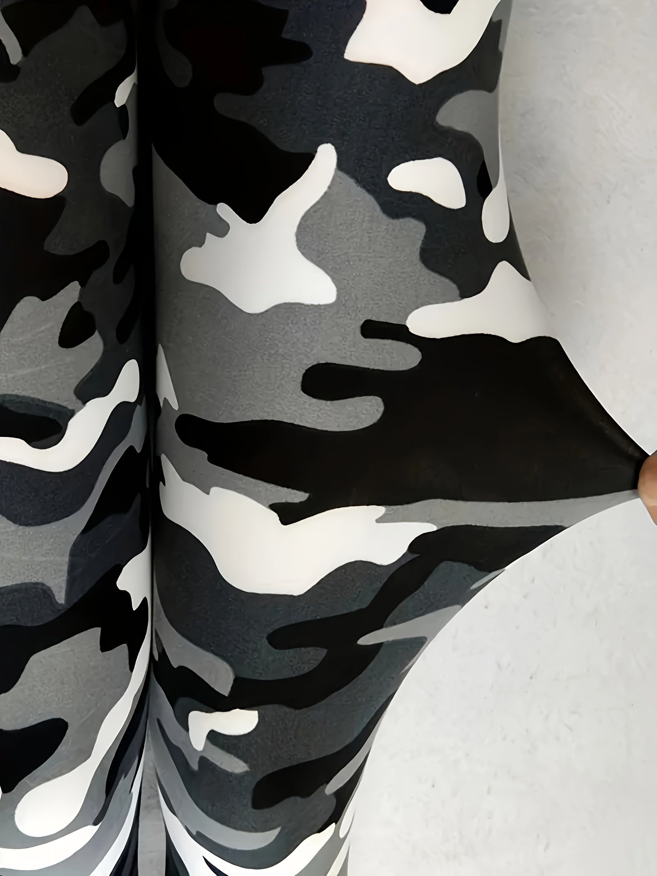 Leggings con estampado de camuflaje de talla grande: ajuste favorecedor para mujeres con curvas, silueta elegante y estilizada, cintura alta cómoda y con soporte, tela elástica en cuatro direcciones para máxima comodidad.