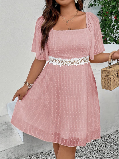 Vestido elegante de encaje con lunares suizos y cortes en tallas grandes: moda encantadora de manga corta para primavera y verano: ropa cómoda para mujer para clima cálido