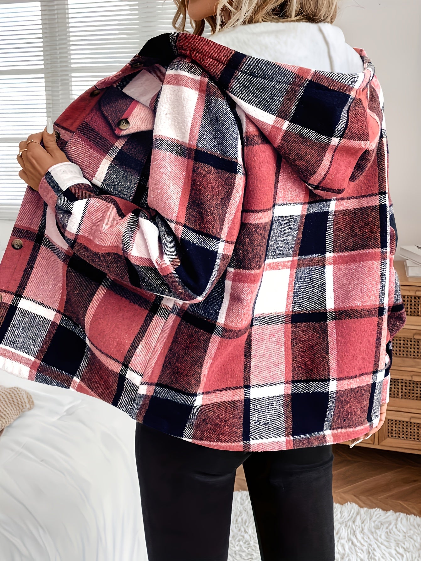 Chaqueta informal con capucha a cuadros y forro polar, camisa tejida y detalle de botones
